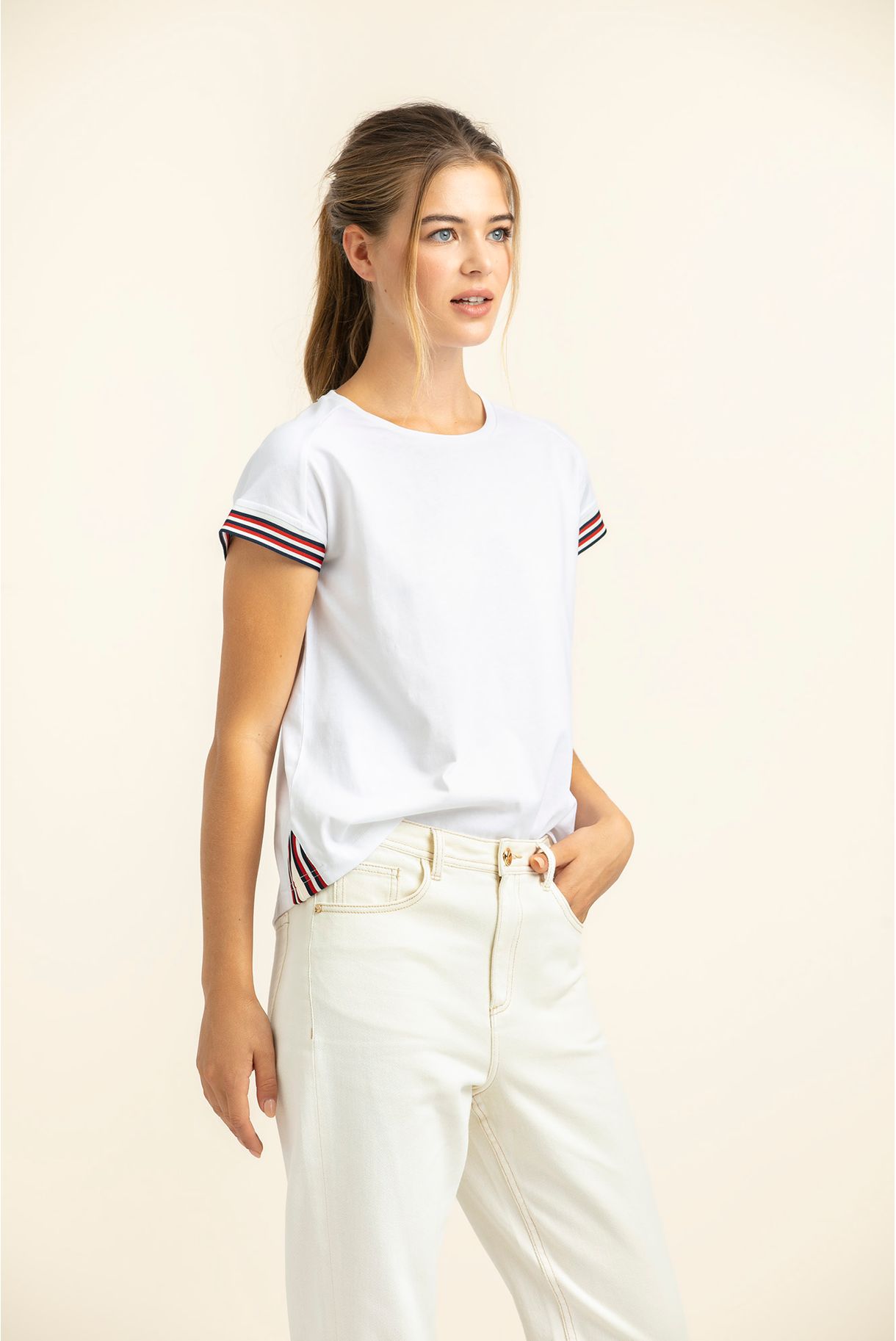 T-shirt with contrast on the sleeve