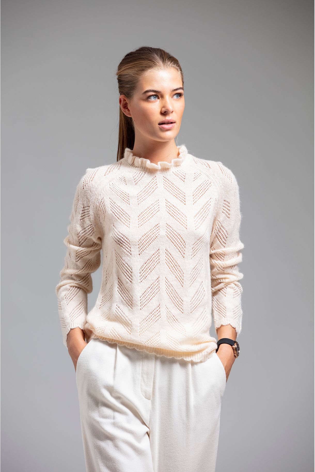Knitted sweater with ruffled collar