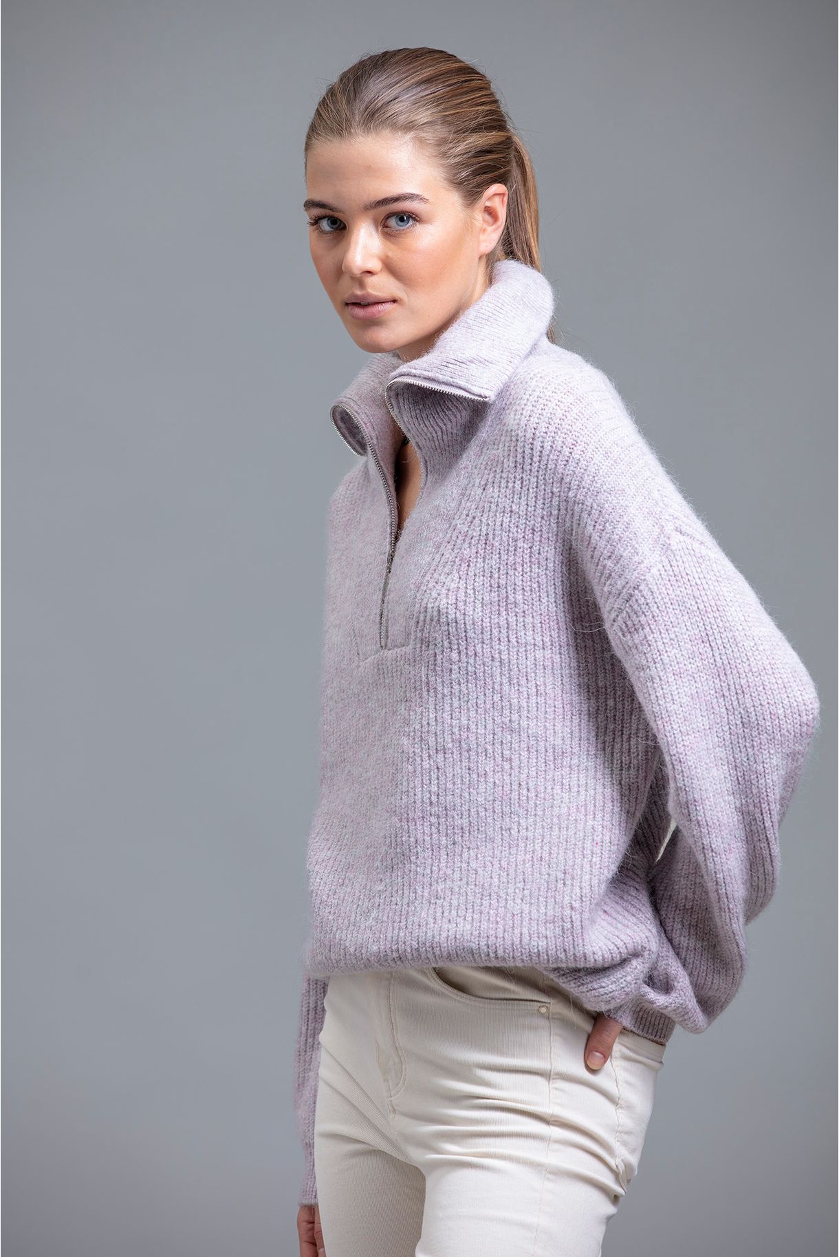 Knitted sweater with collar closure