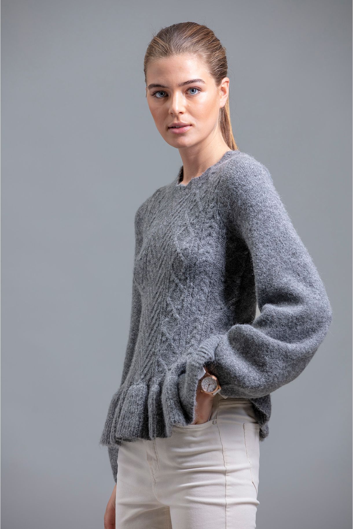 Knitted sweater with frill