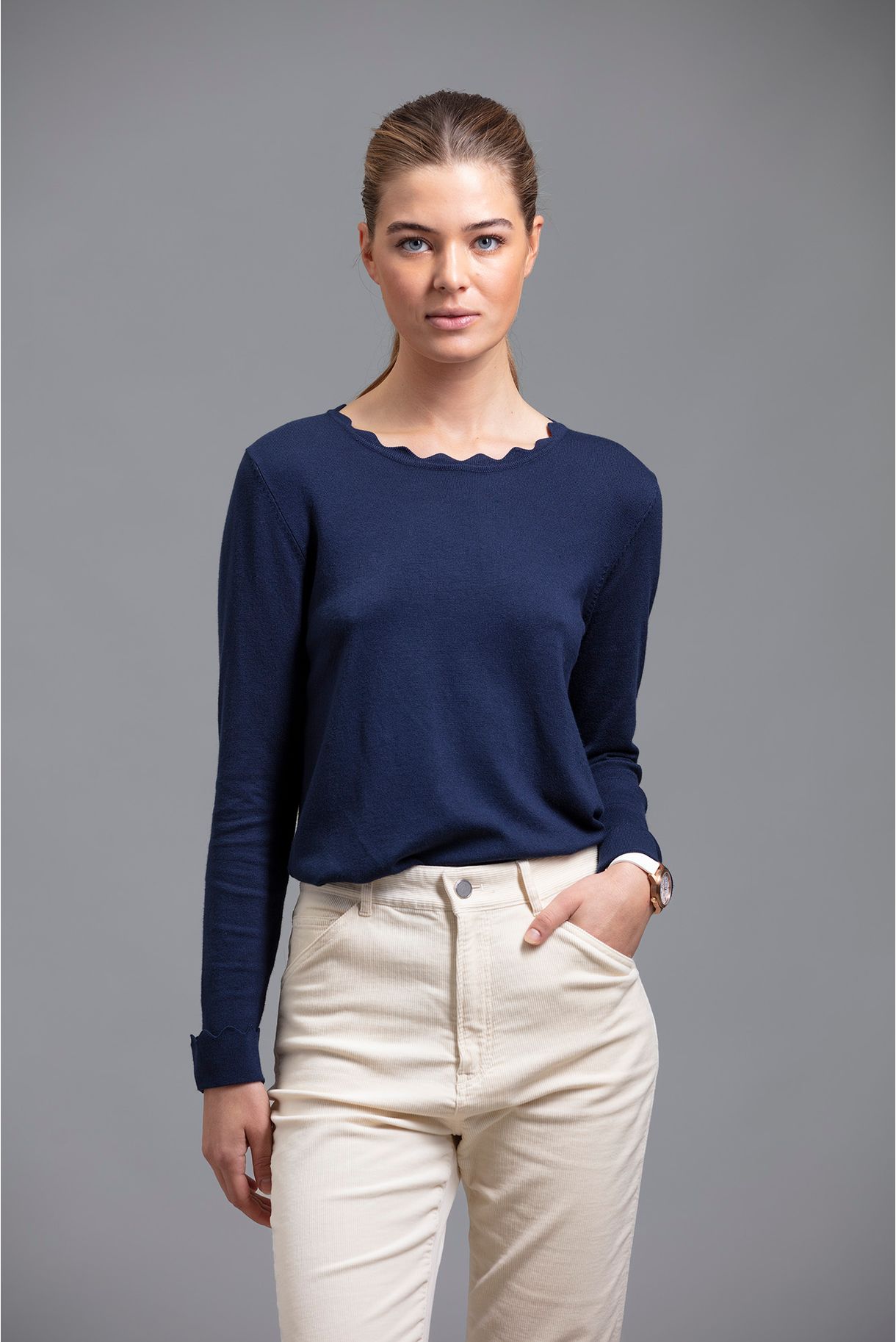 Knitted sweater with ruffled collar