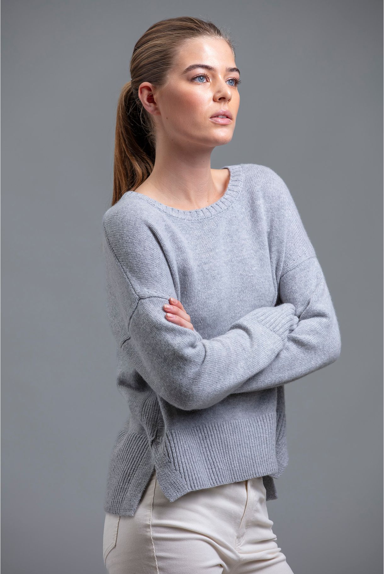 Round neck knit sweater