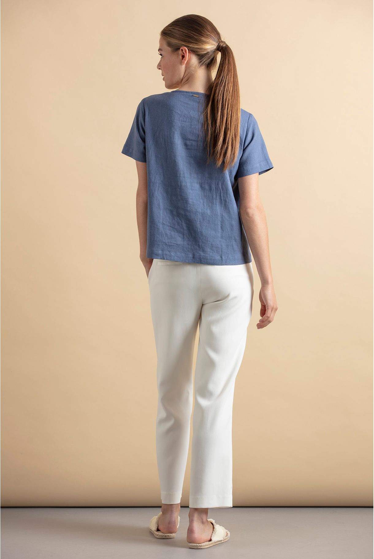 BLUSA EM LINHO COM BOTÕES DOURADOS