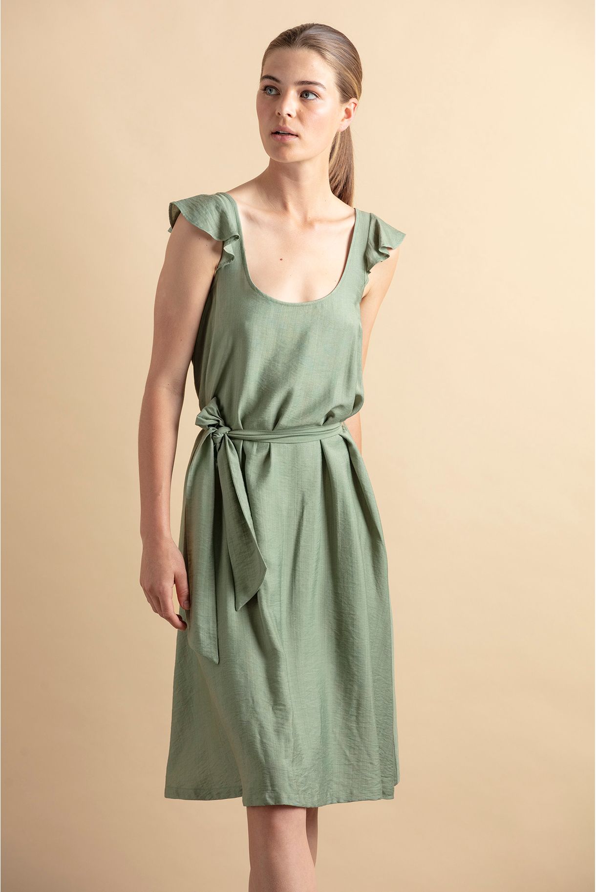 Dress with leaf on the sleeve and belt
