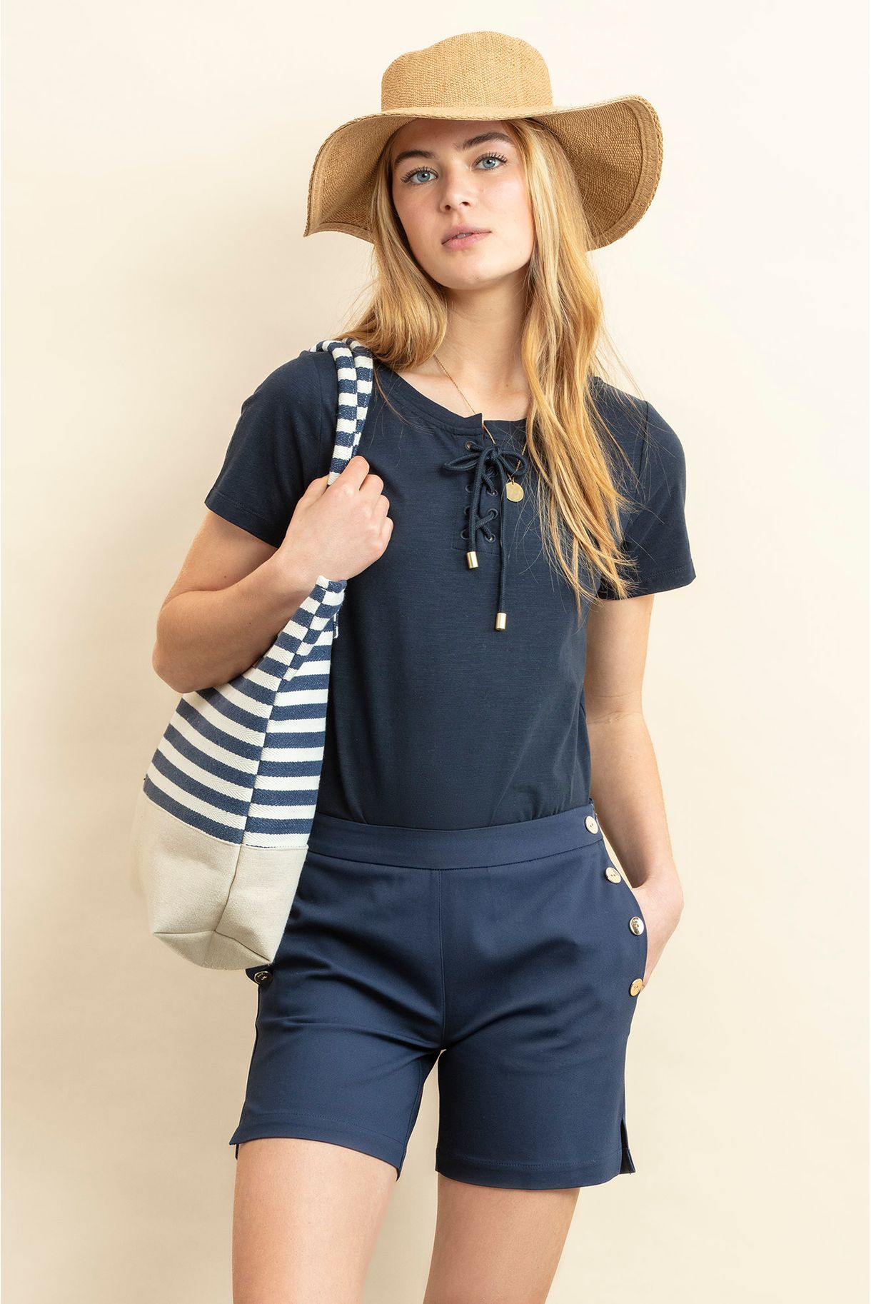 T-SHIRT COM ATILHOS