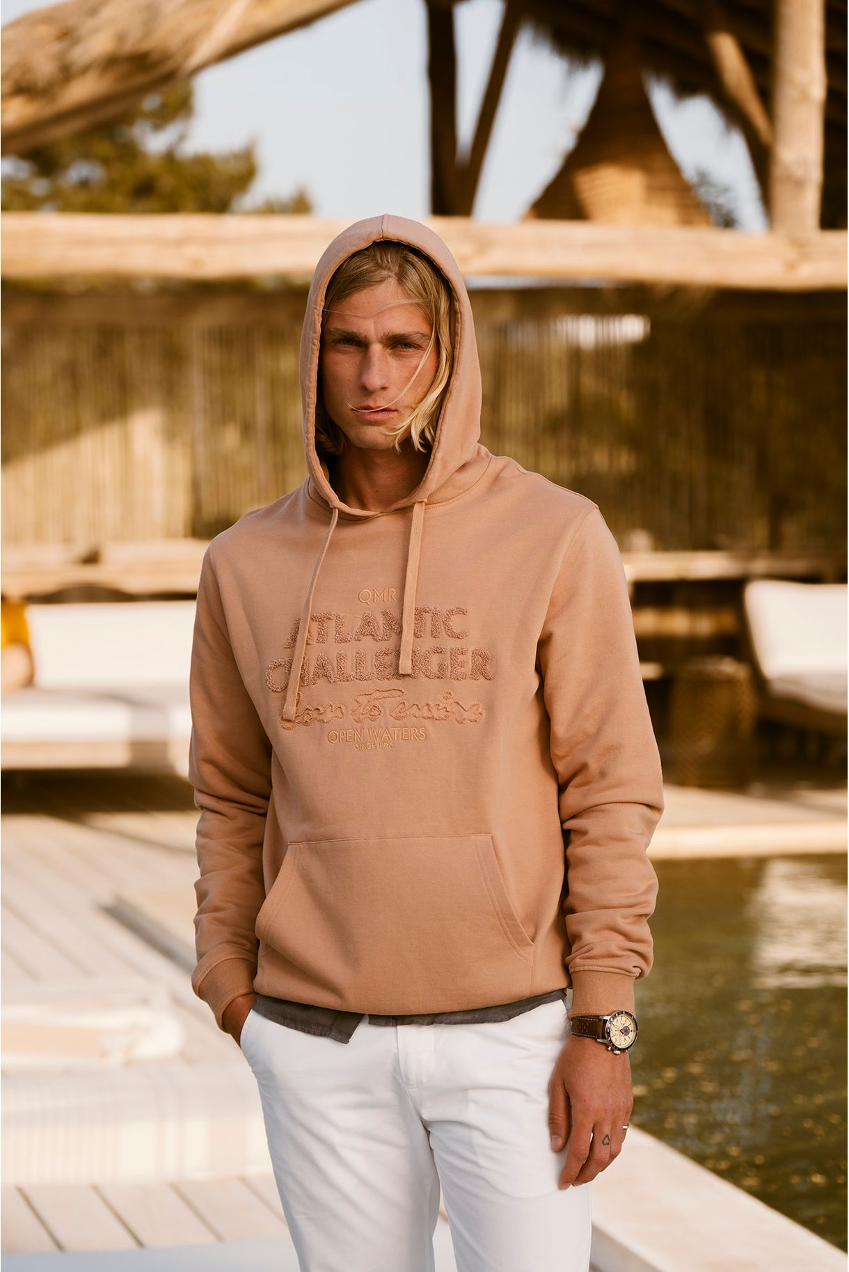 SWEATSHIRT COM CAPUZ E BORDADO
