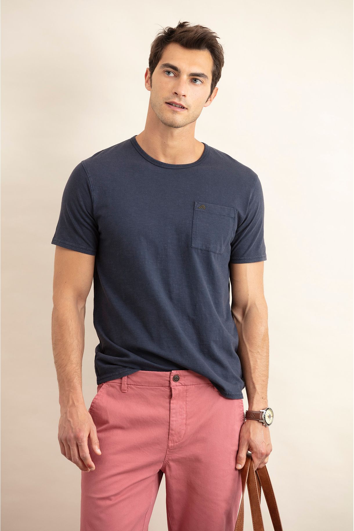 T-SHIRT BÁSICA COM BOLSO E LOGO