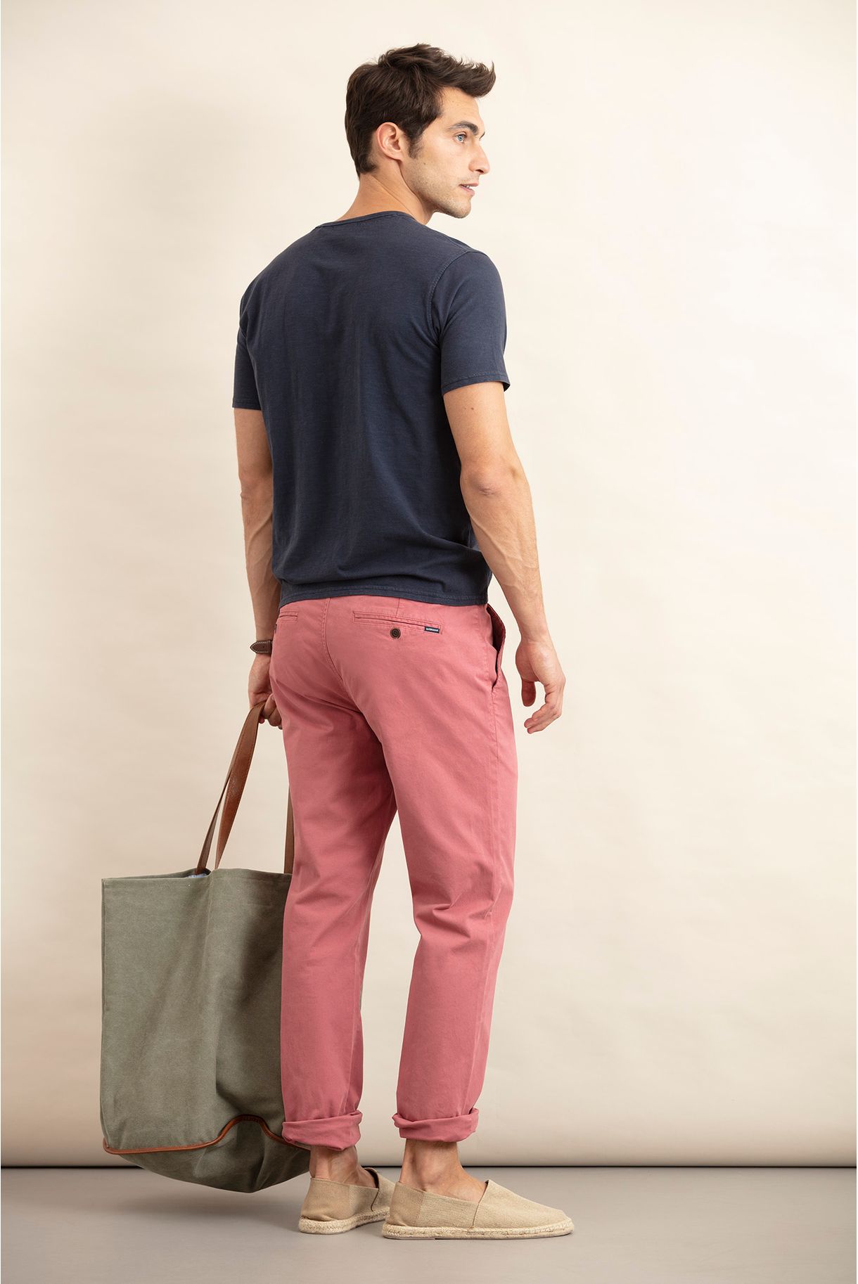 T-SHIRT BÁSICA COM BOLSO E LOGO