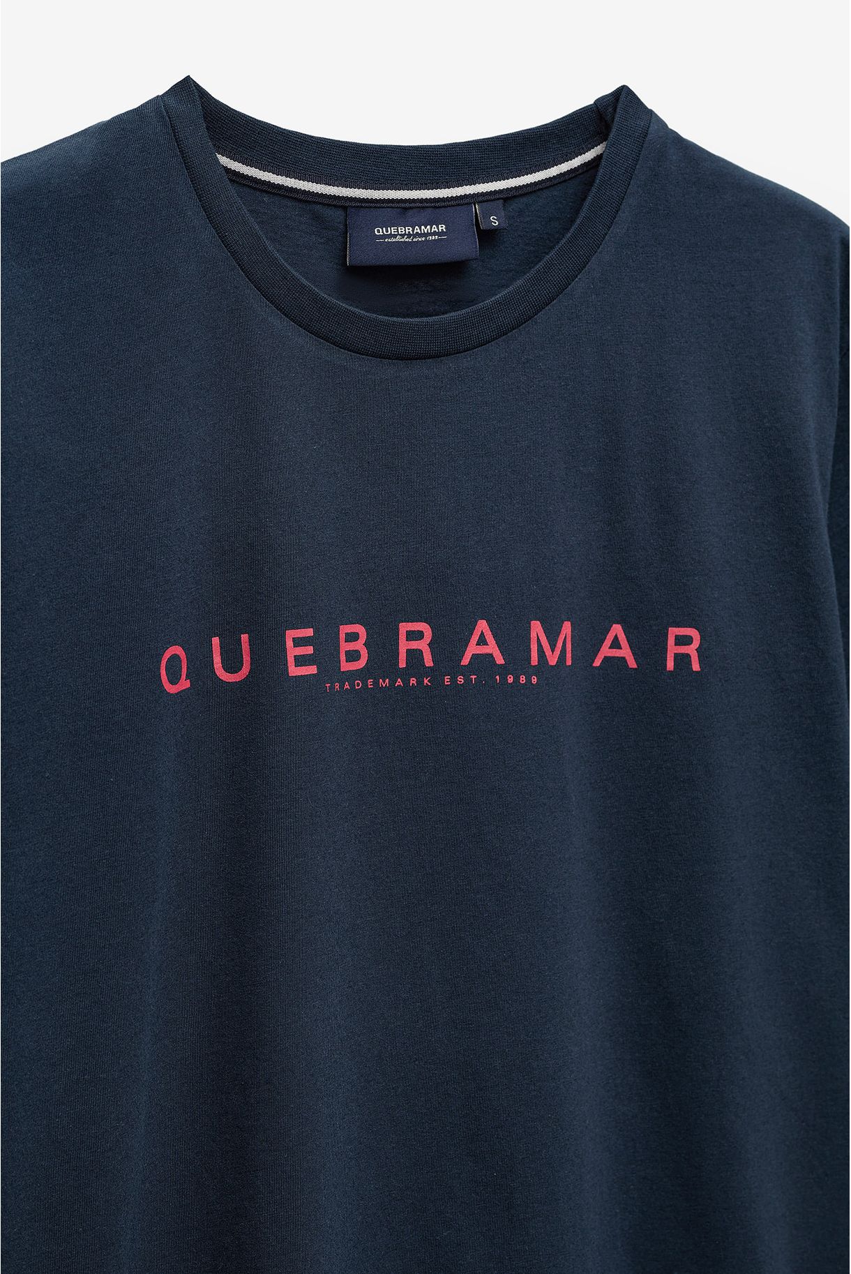 T-SHIRT BÁSICA  COM PRINT QUEBRAMAR