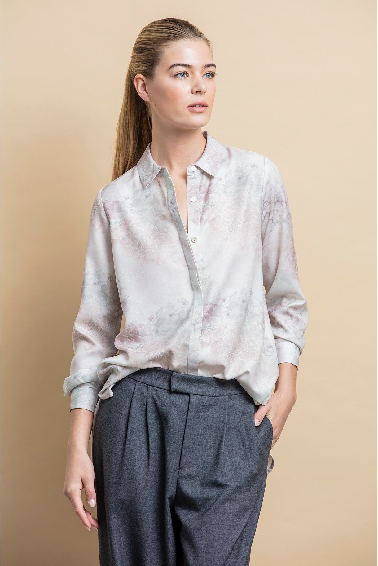 CAMISA ACETINADA COM ESTAMPADO FLORAL