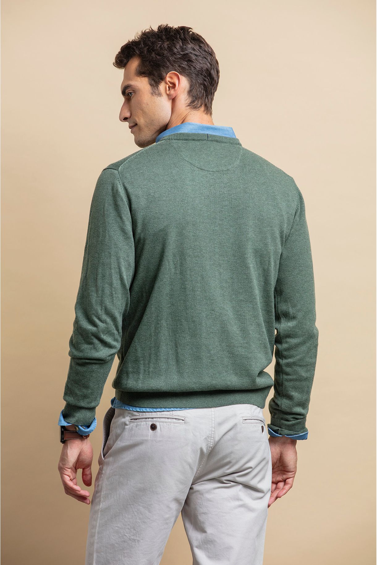 BASIC V-NECK SWEATER