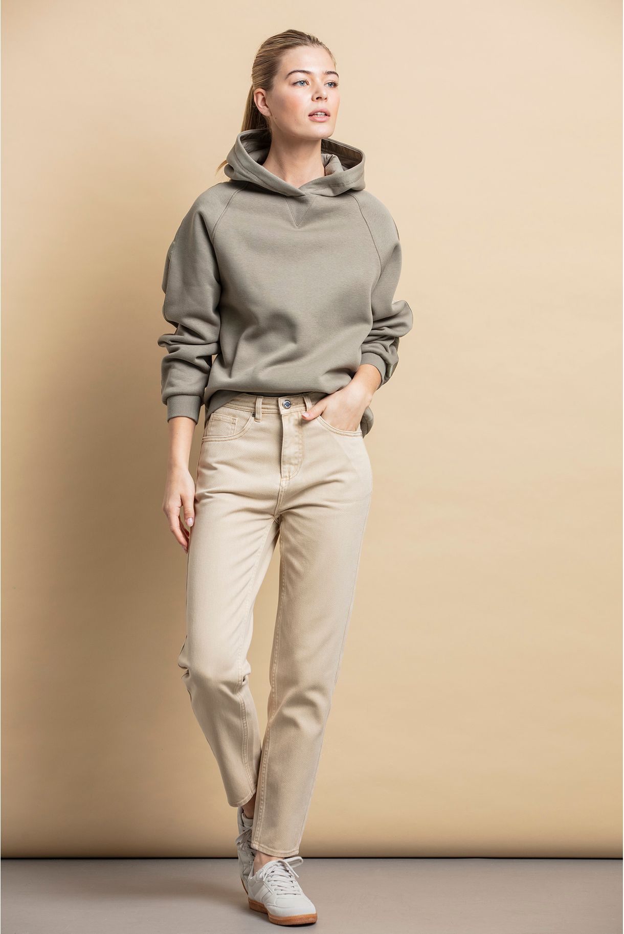 CALÇAS EM SARJA GARMENT DYE MOM FIT