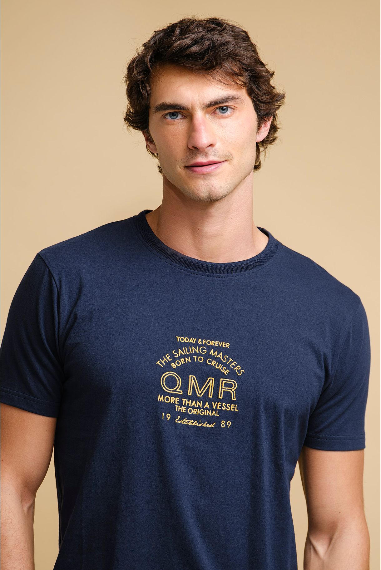 T-SHIRT EM ALGODÃO COM BORDADO