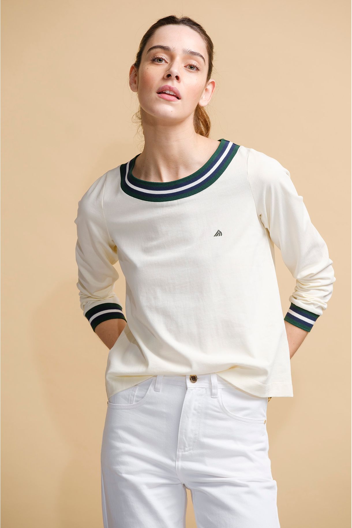 LONGSLEEVE WITH STRIPED NECKLINE
