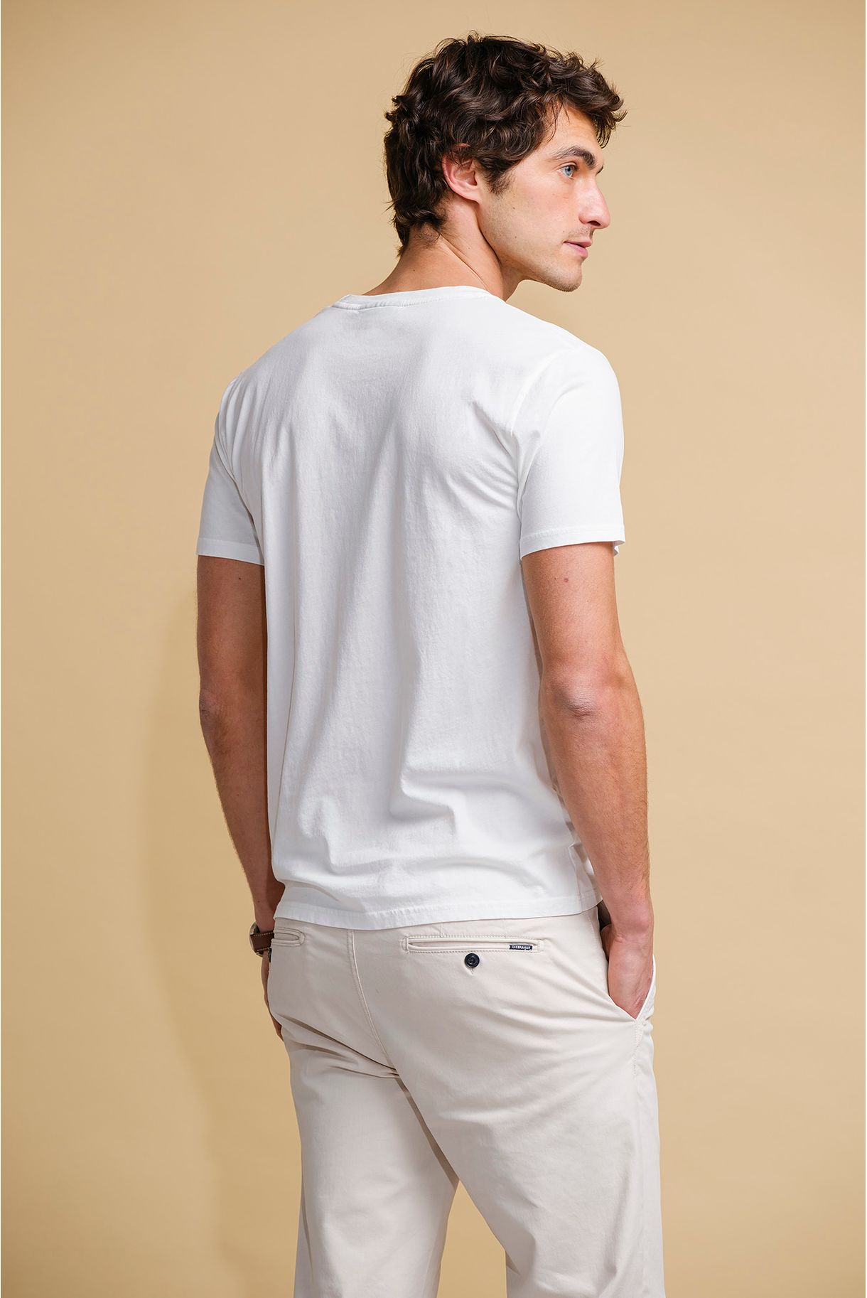 T-SHIRT BÁSICA COM LOGO BORDADO