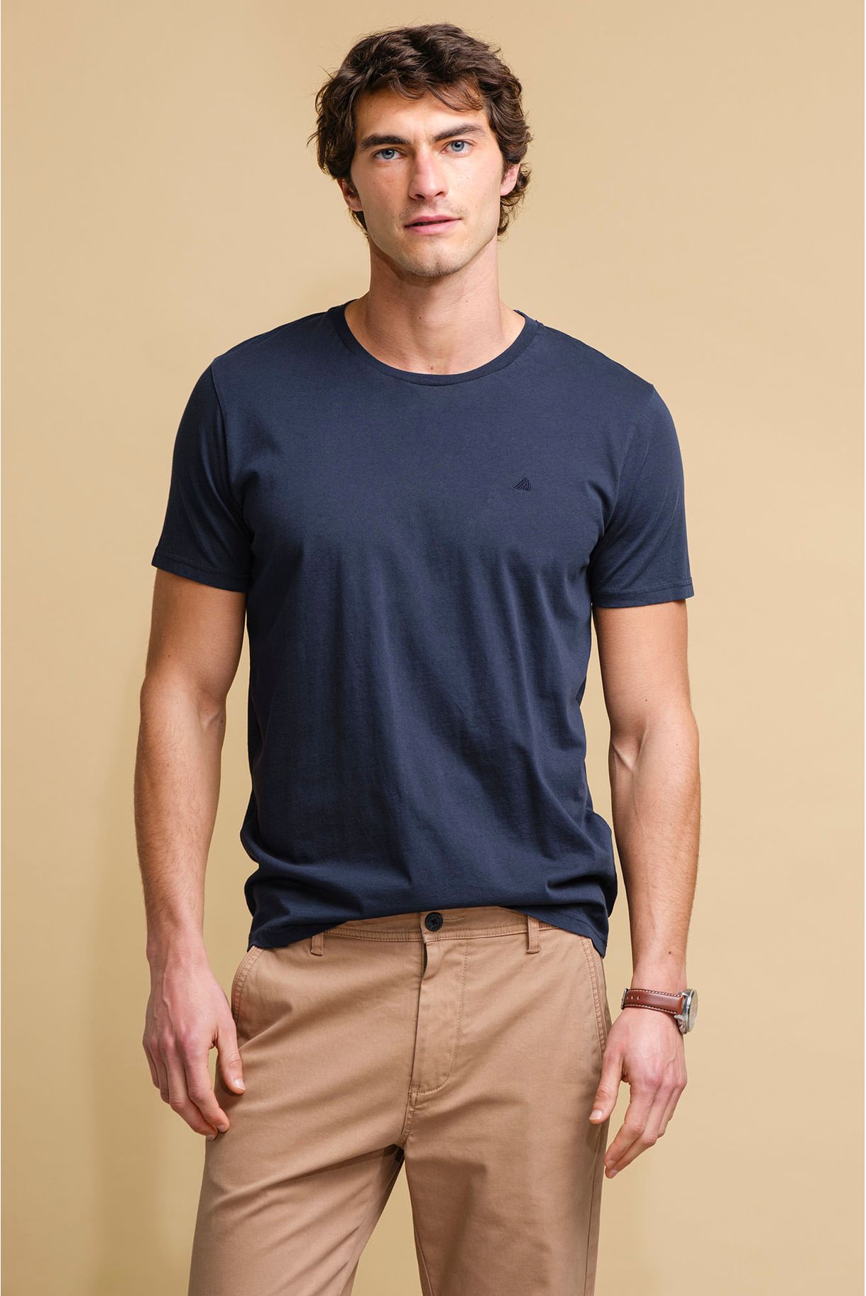 T-SHIRT BÁSICA COM LOGO BORDADO