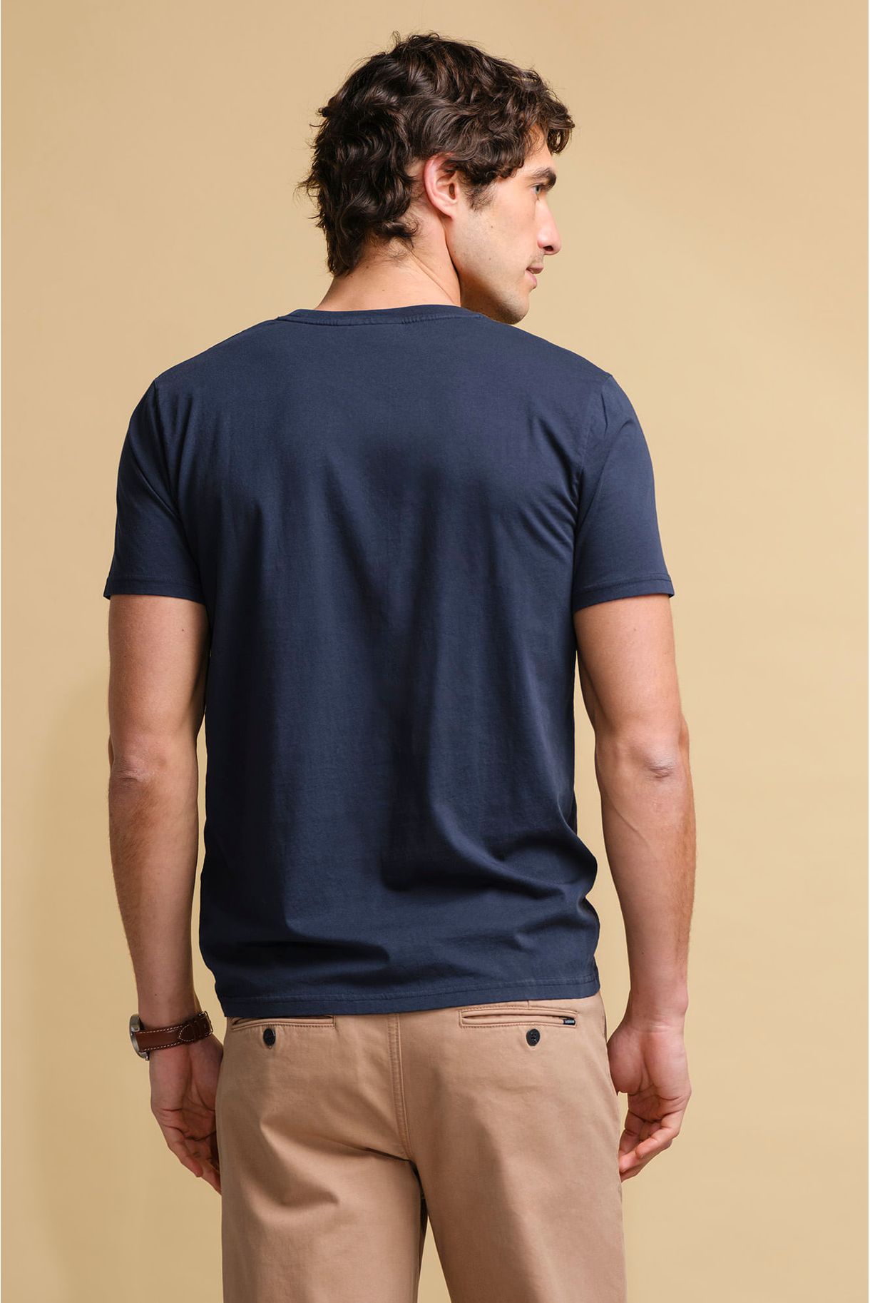 T-SHIRT BÁSICA COM LOGO BORDADO