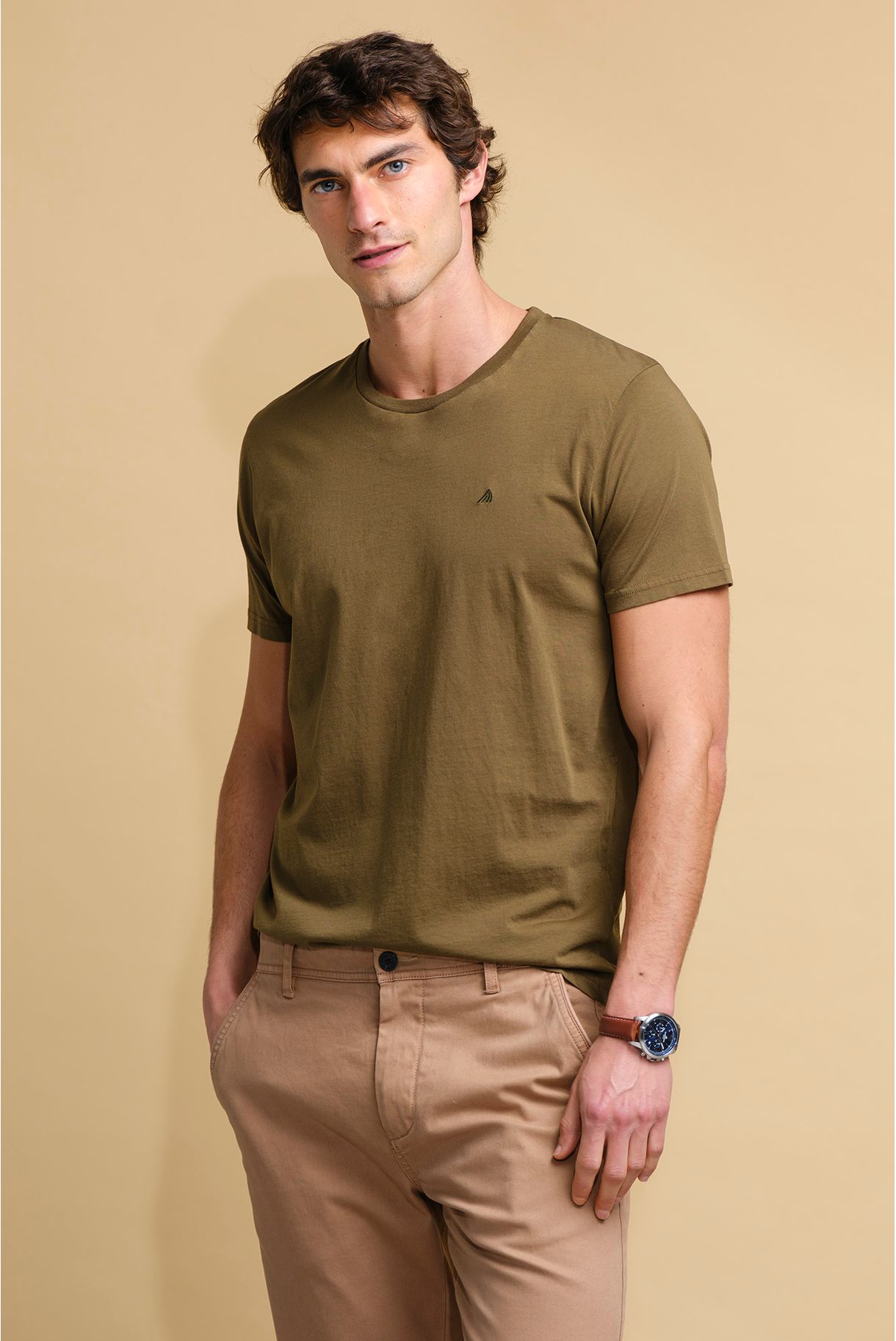 T-SHIRT BÁSICA COM LOGO BORDADO