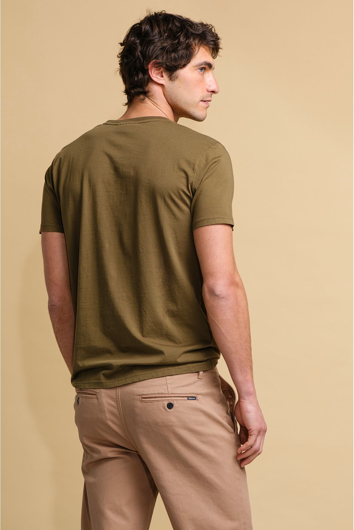 T-SHIRT BÁSICA COM LOGO BORDADO