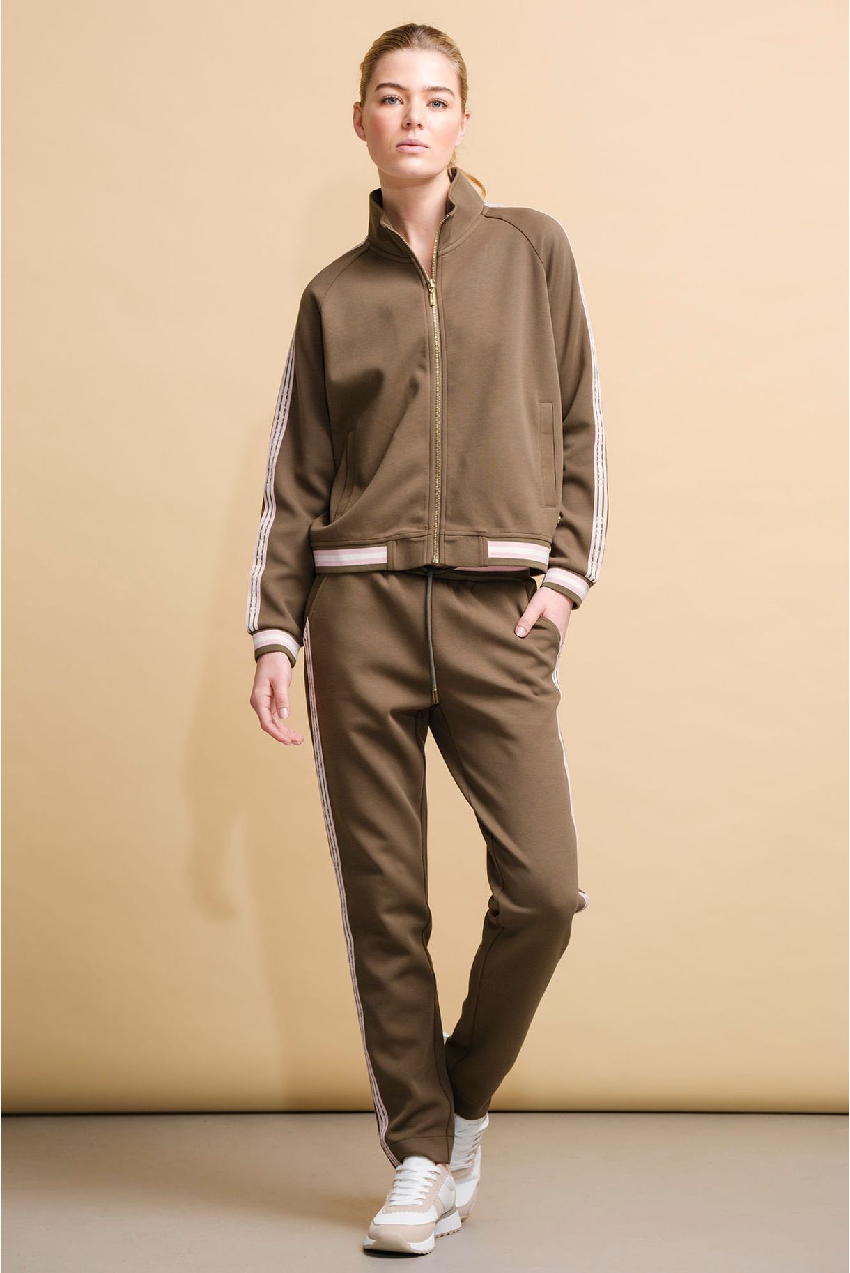 CALÇAS JOGGER COM RISCA