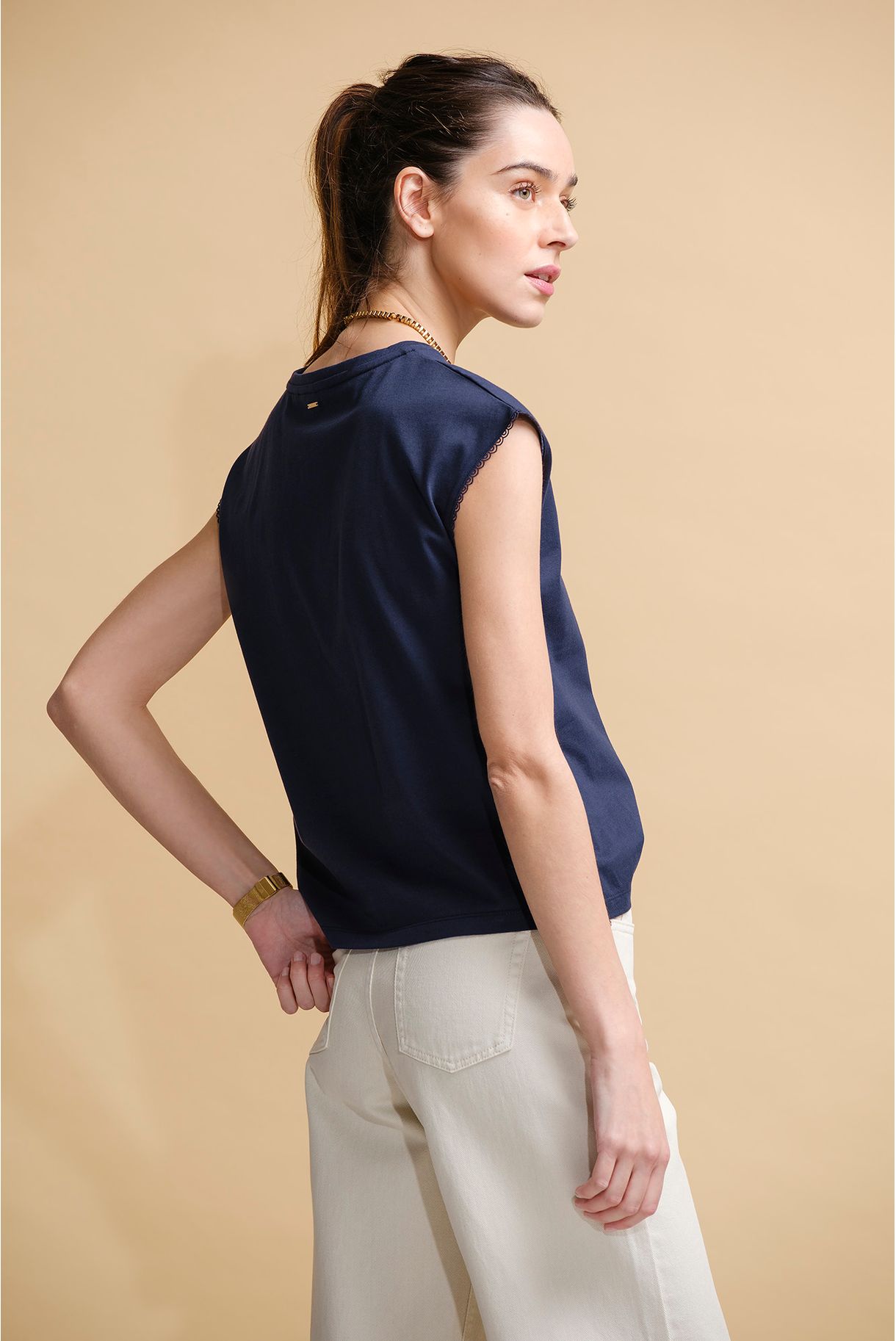 T-SHIRT COM PORMENOR DE RENDA