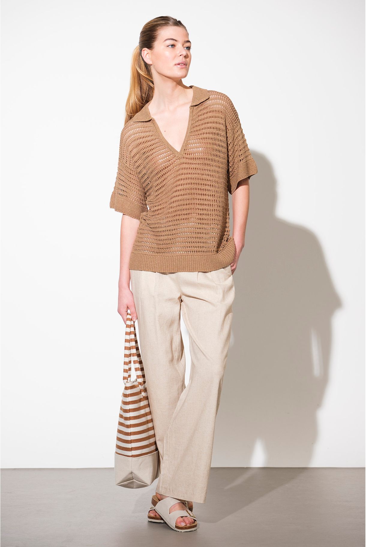 CAMISOLA DE MALHA ABERTA COM GOLA POLO