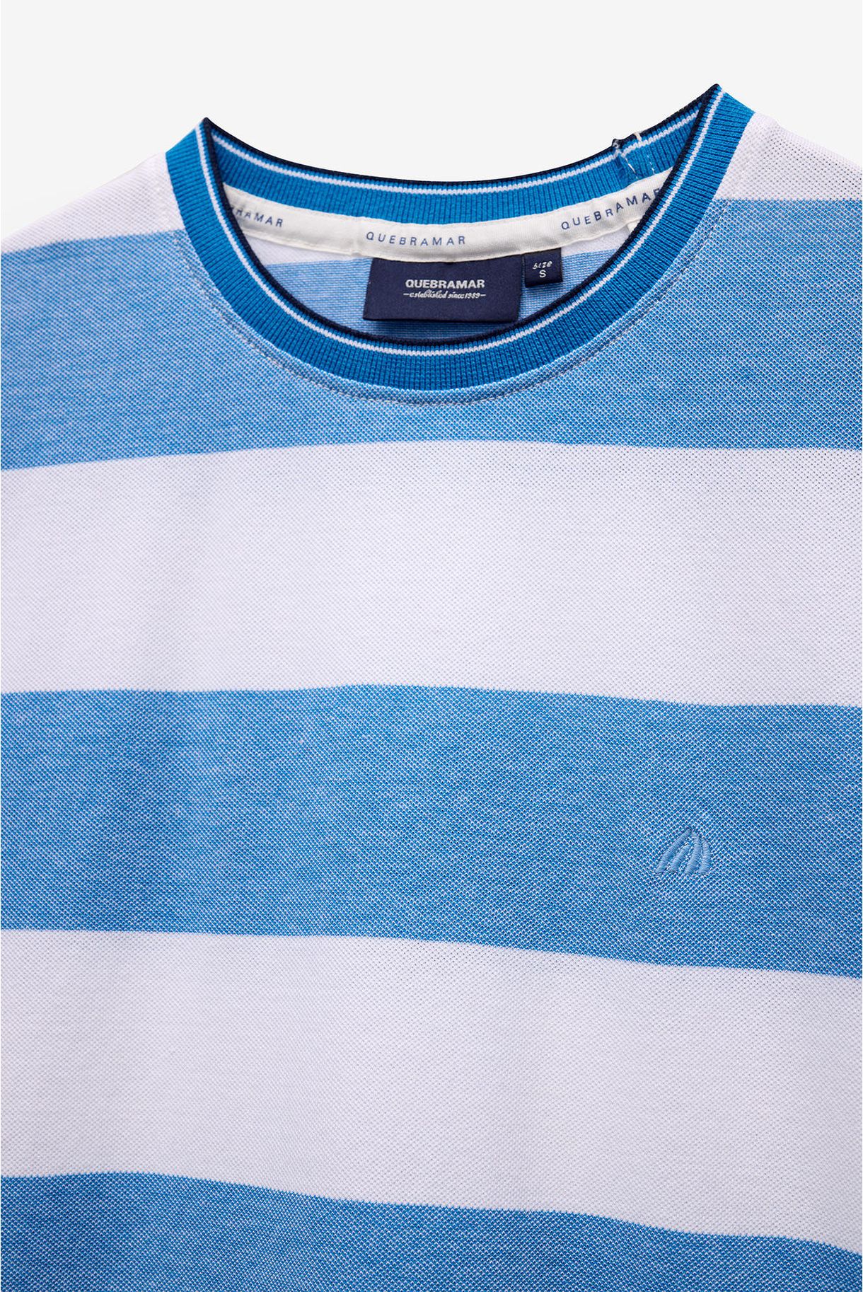 T-SHIRT EM PIQUET COM RISCAS LARGA