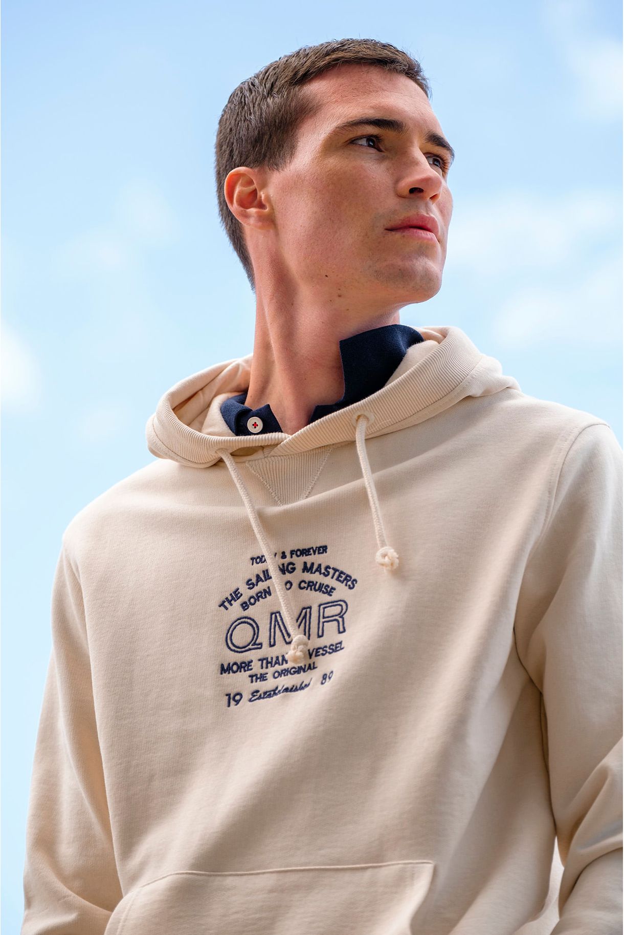 SWEATSHIRT COM CAPUZ E PRINT QMR