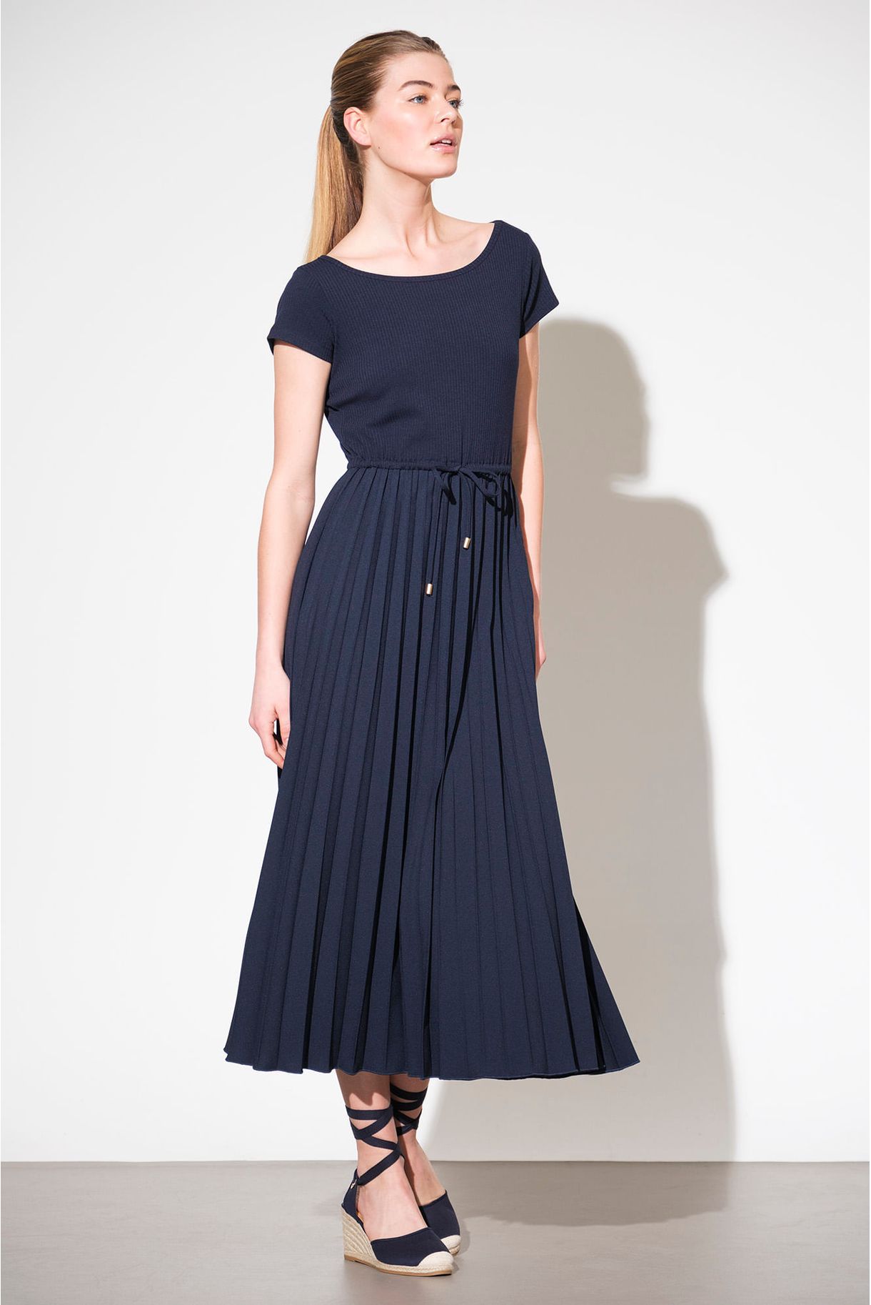 VESTIDO COM SAIA PLISSADA