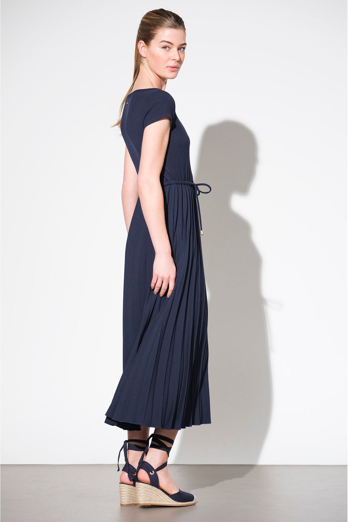 VESTIDO COM SAIA PLISSADA