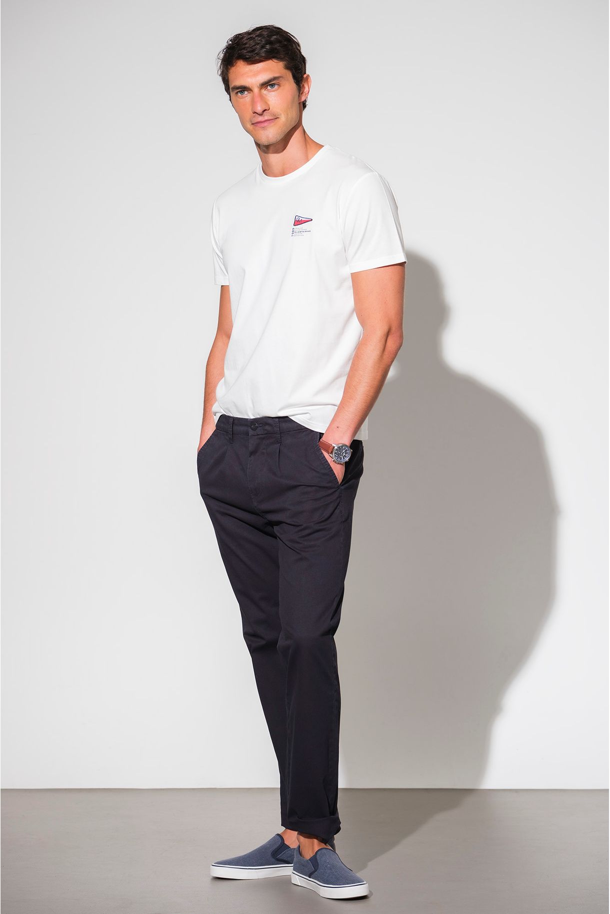T-SHIRT COM BADGE