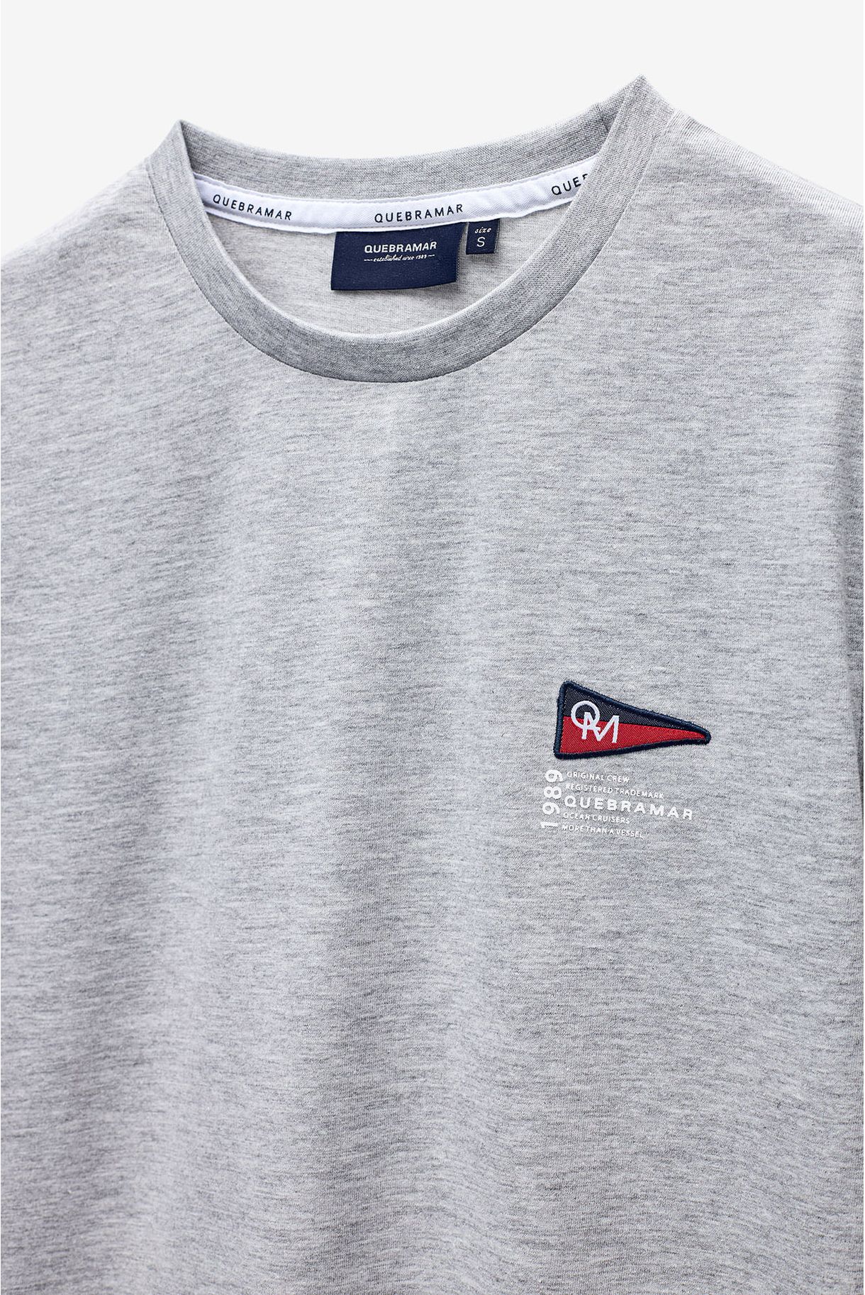 T-SHIRT COM BADGE
