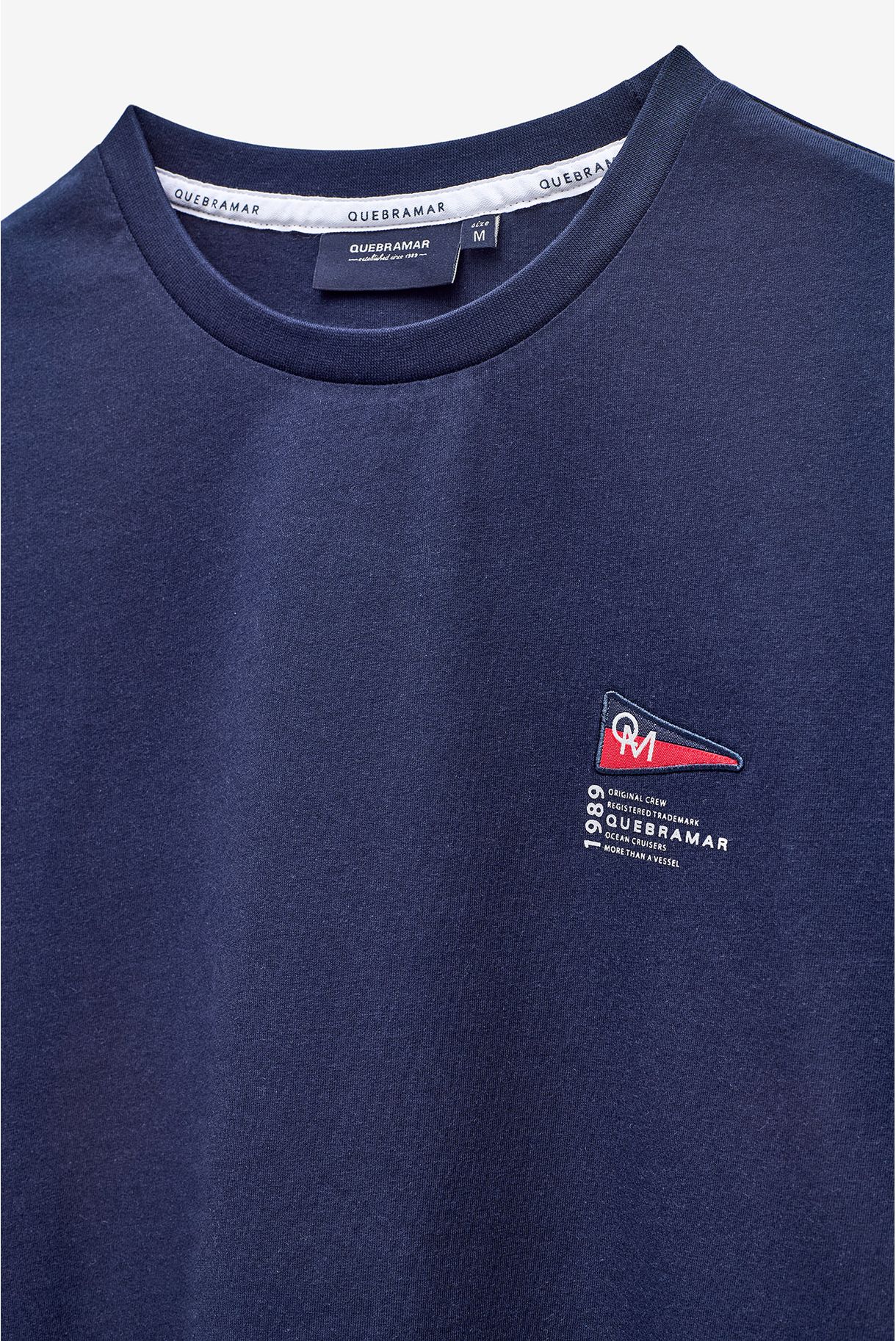 T-SHIRT COM BADGE