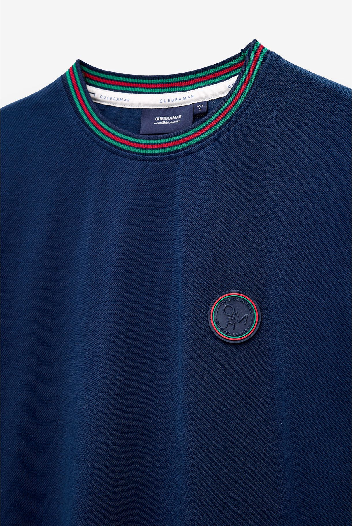 T-SHIRT EM PIQUET COM BADGE