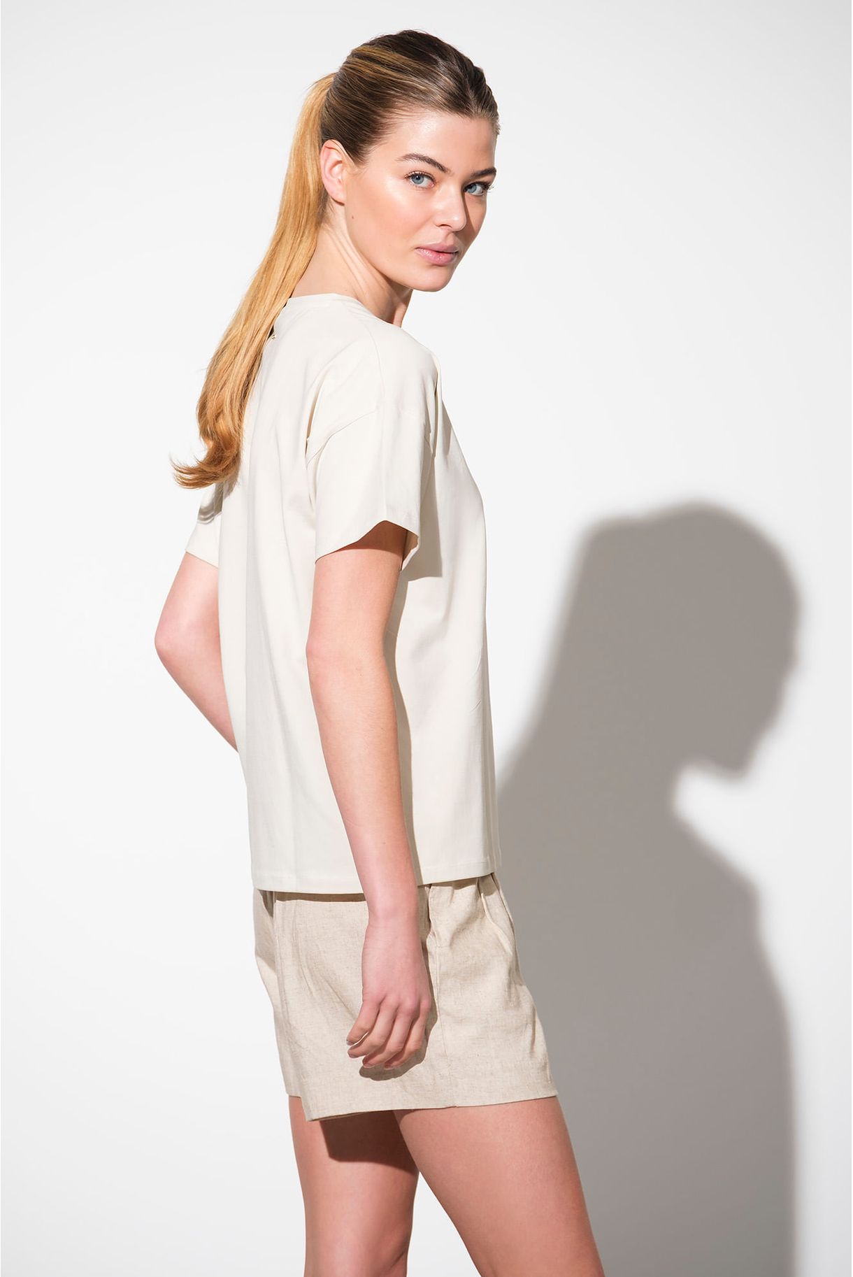 T-SHIRT COM BOLSO EM RENDA