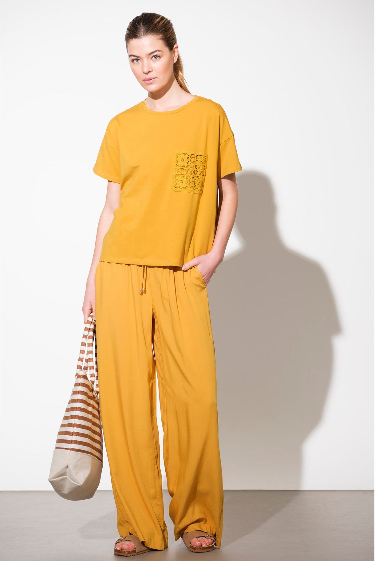 T-SHIRT COM BOLSO EM RENDA
