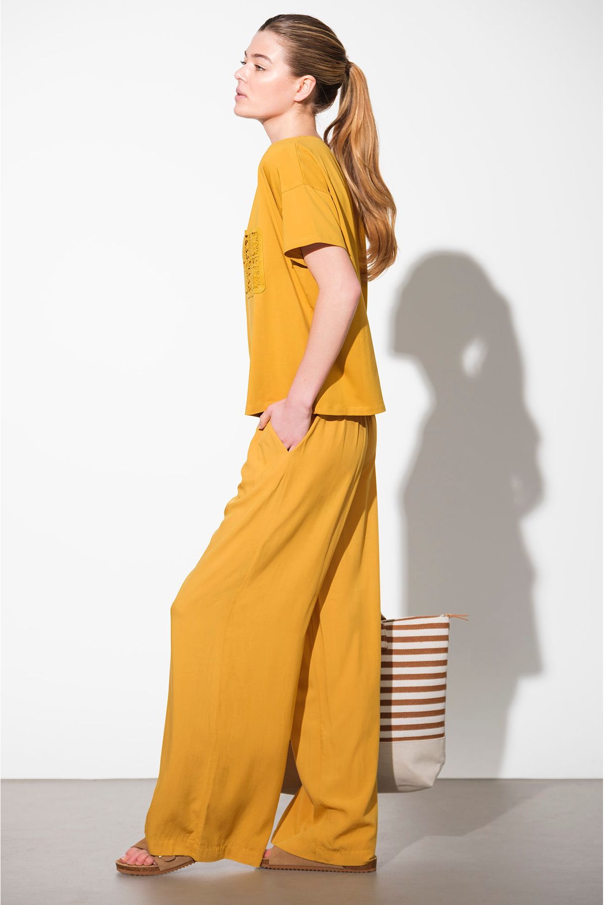 T-SHIRT COM BOLSO EM RENDA