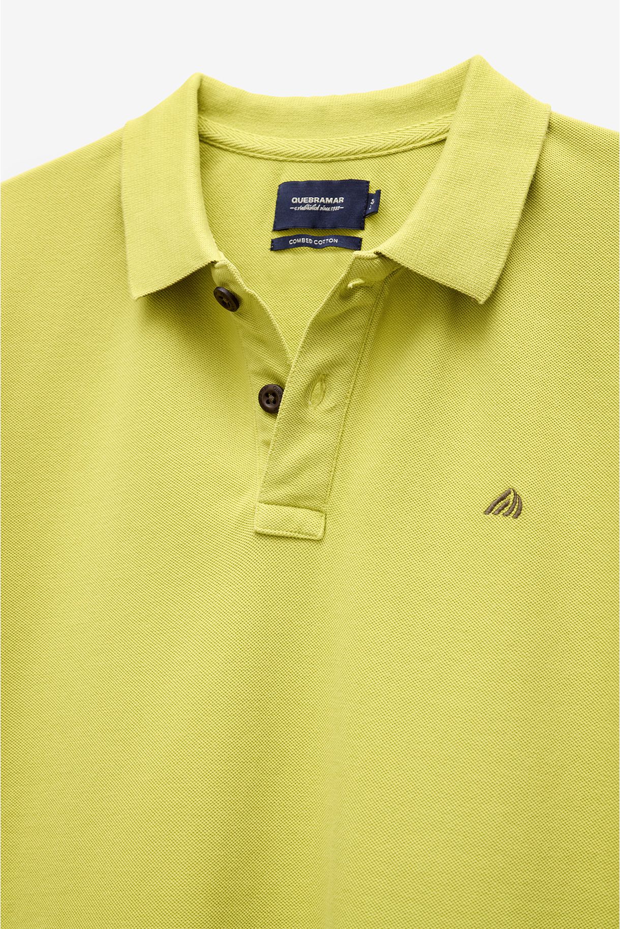 POLO PIQUET COM ESTAMPADO NA GOLA