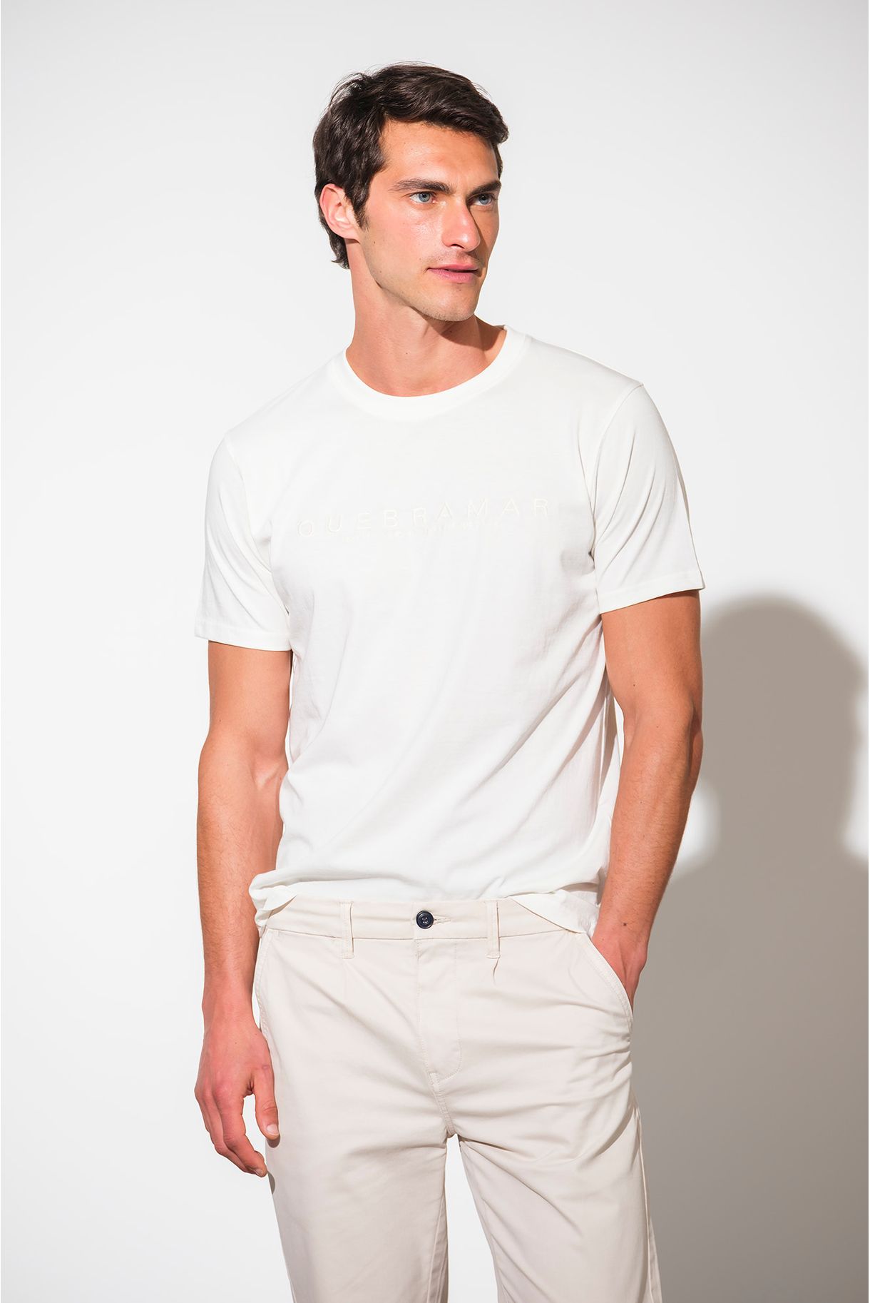 T-SHIRT COM BORDADO QUEBRAMAR