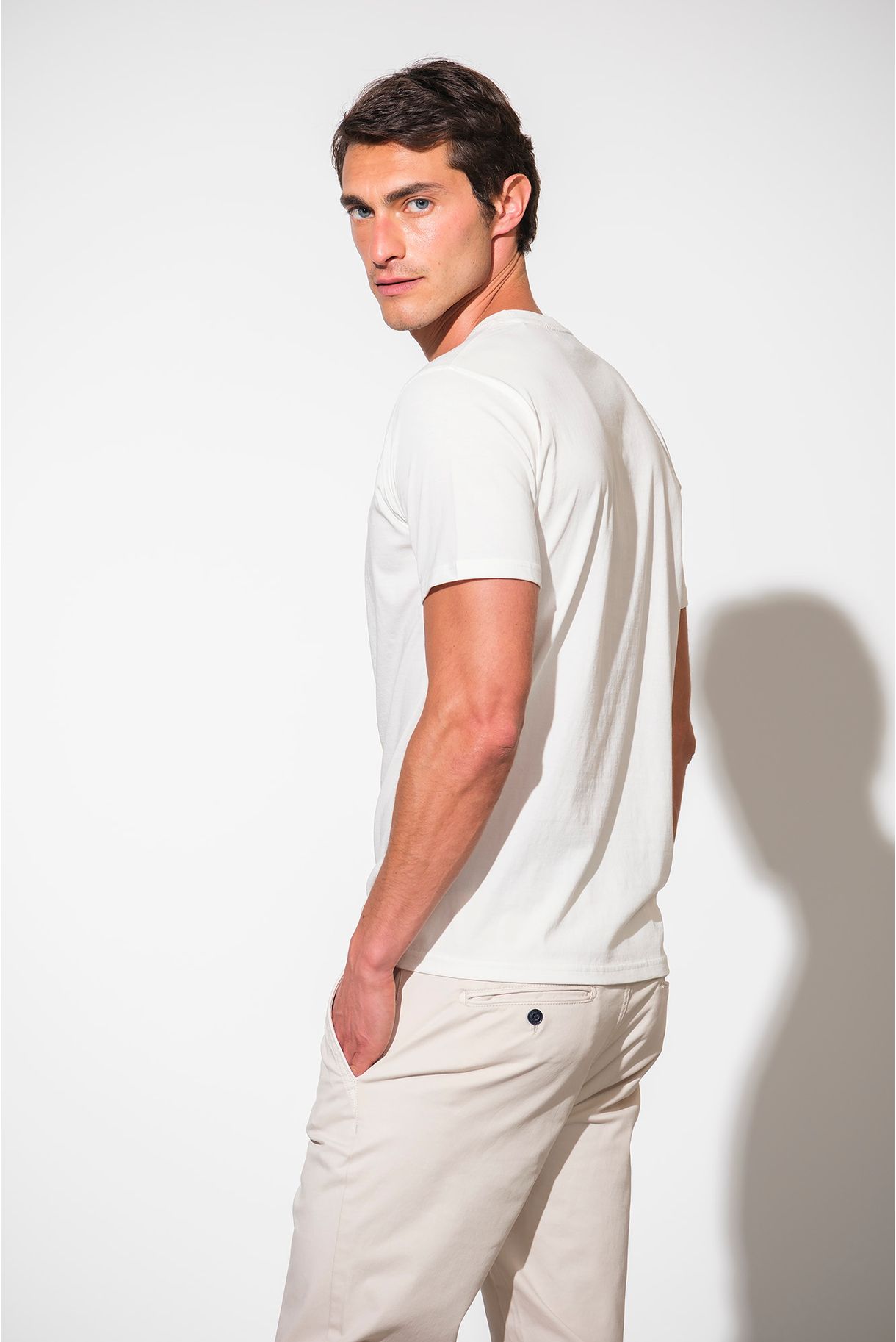 T-SHIRT COM BORDADO QUEBRAMAR