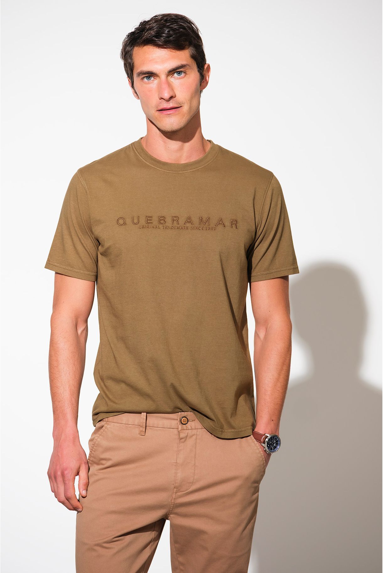T-SHIRT COM BORDADO QUEBRAMAR