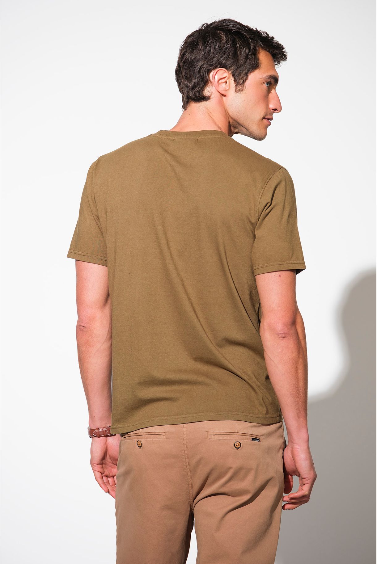 T-SHIRT COM BORDADO QUEBRAMAR
