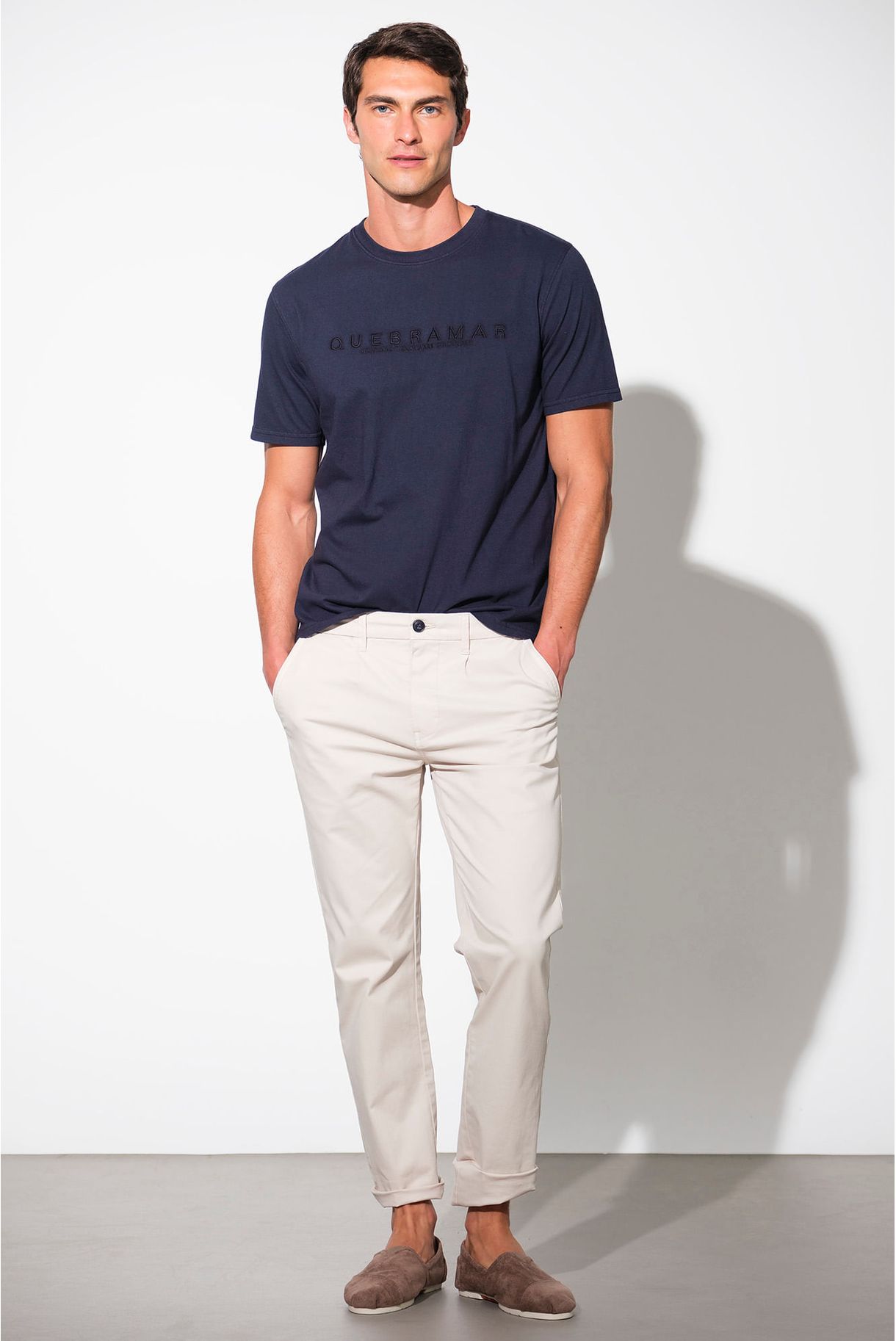 T-SHIRT COM BORDADO QUEBRAMAR