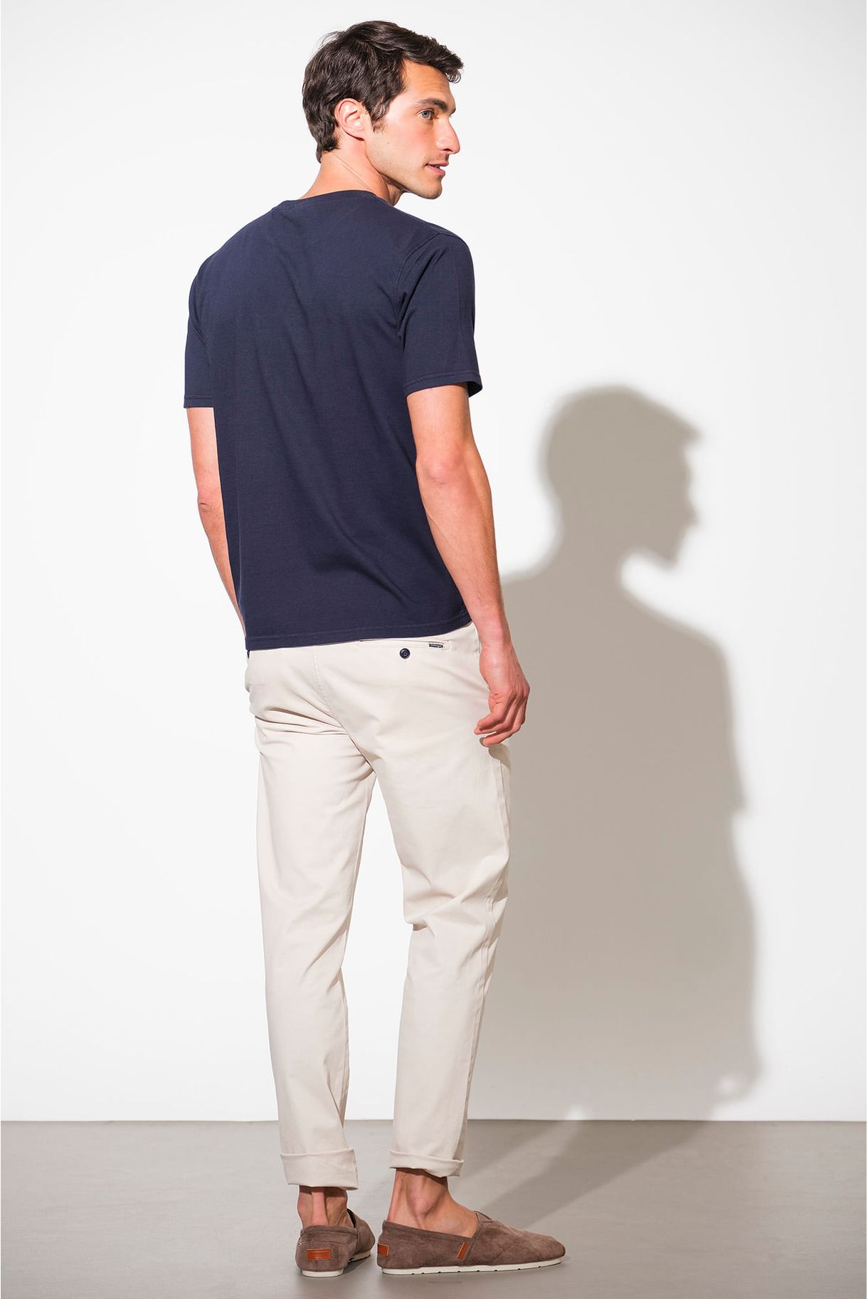 T-SHIRT COM BORDADO QUEBRAMAR