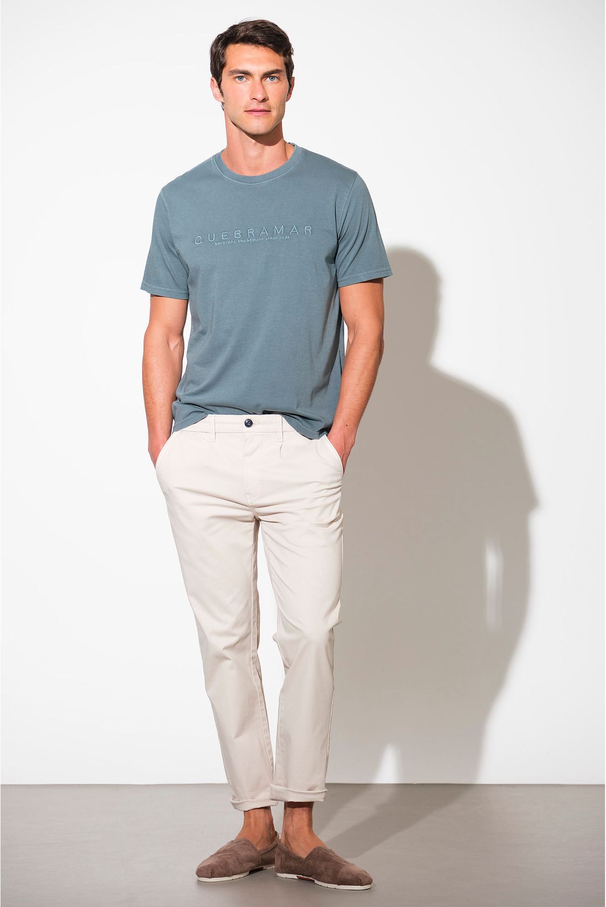 T-SHIRT COM BORDADO QUEBRAMAR