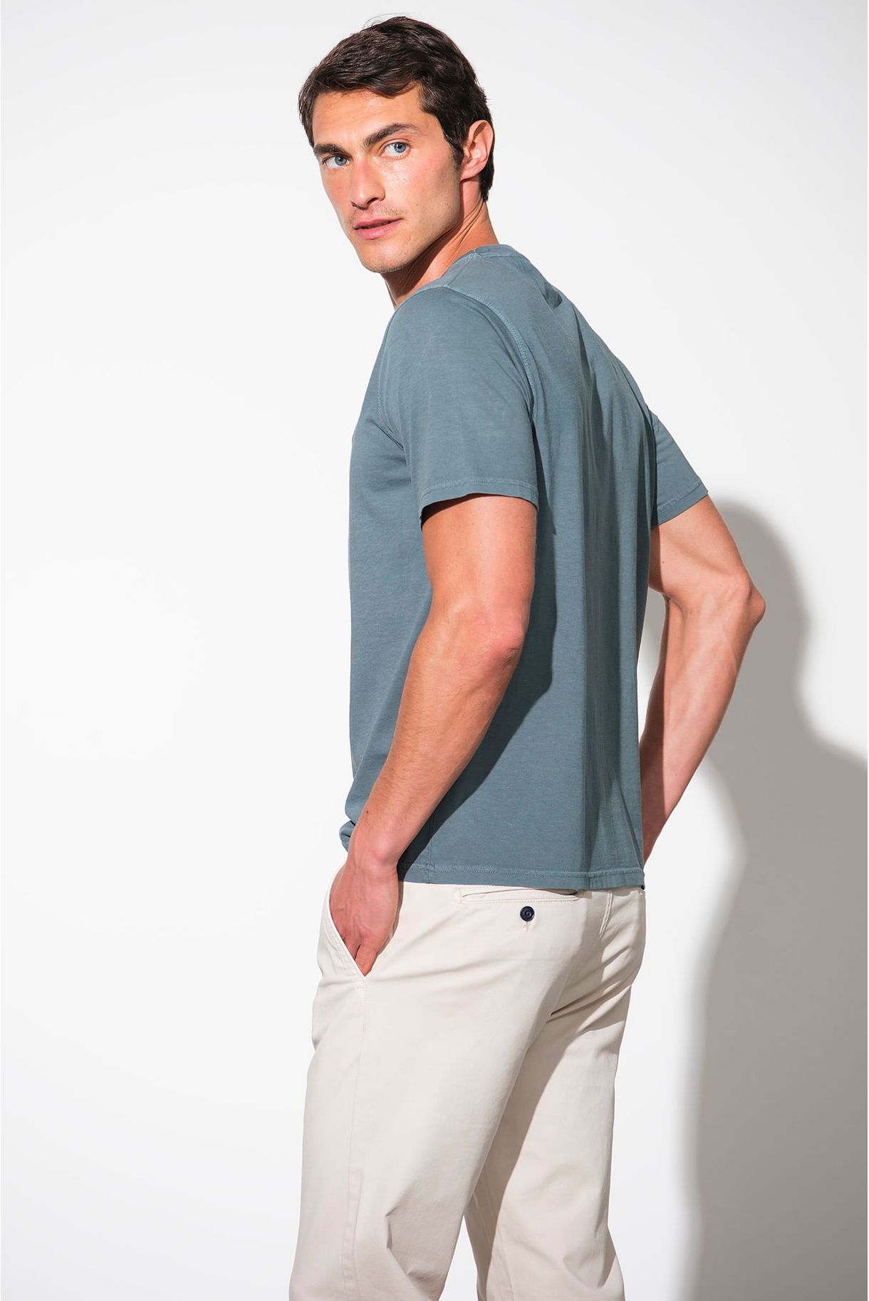 T-SHIRT COM BORDADO QUEBRAMAR