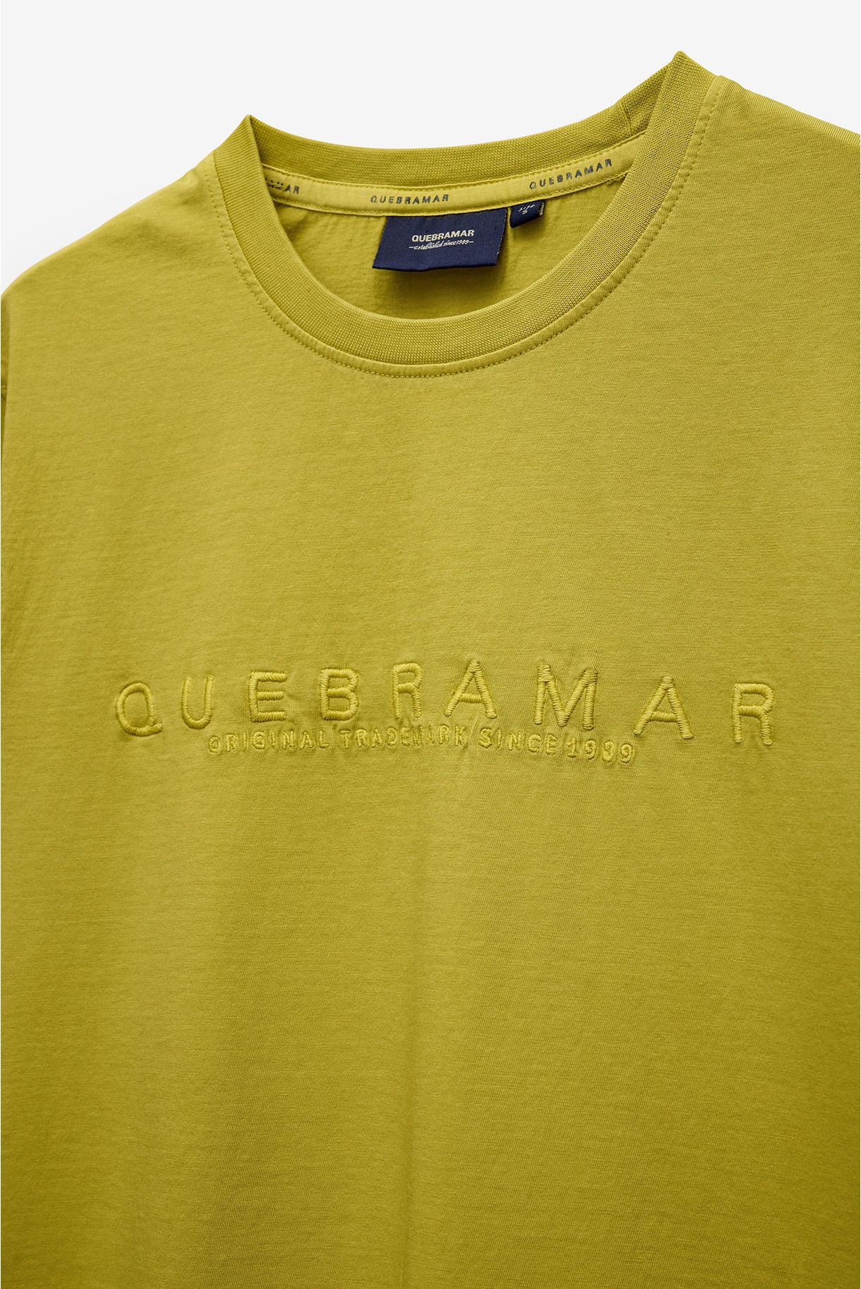 T-SHIRT COM BORDADO QUEBRAMAR