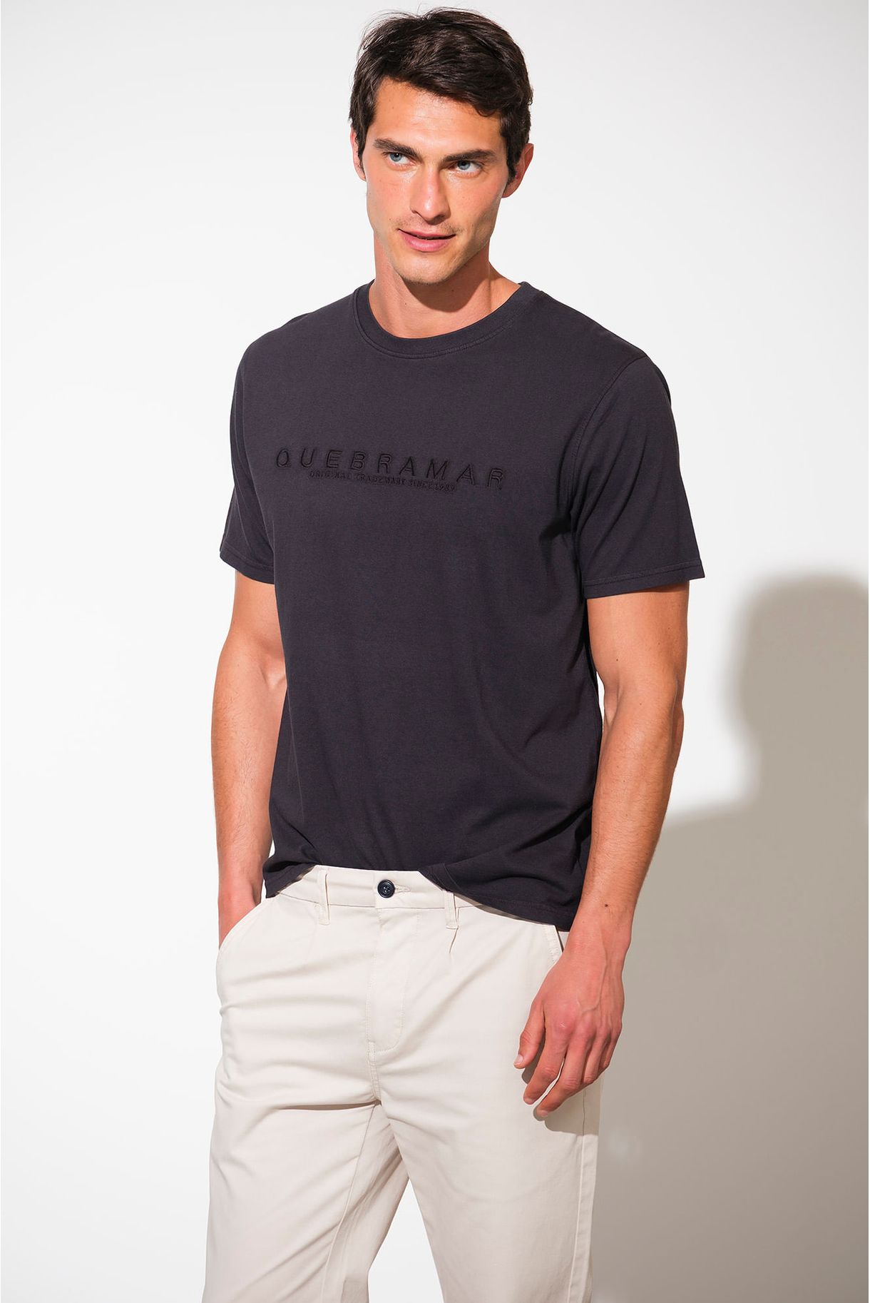 T-SHIRT COM BORDADO QUEBRAMAR