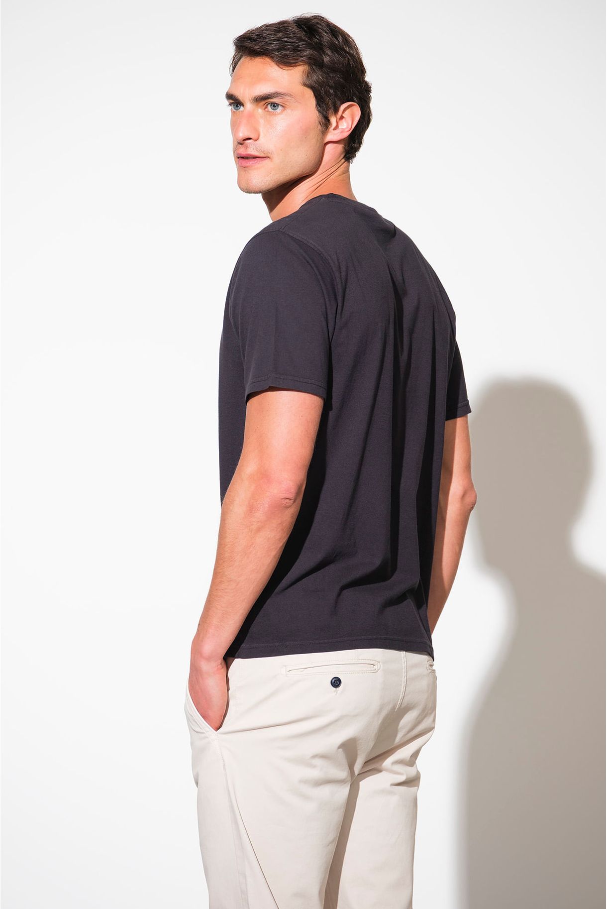 T-SHIRT COM BORDADO QUEBRAMAR