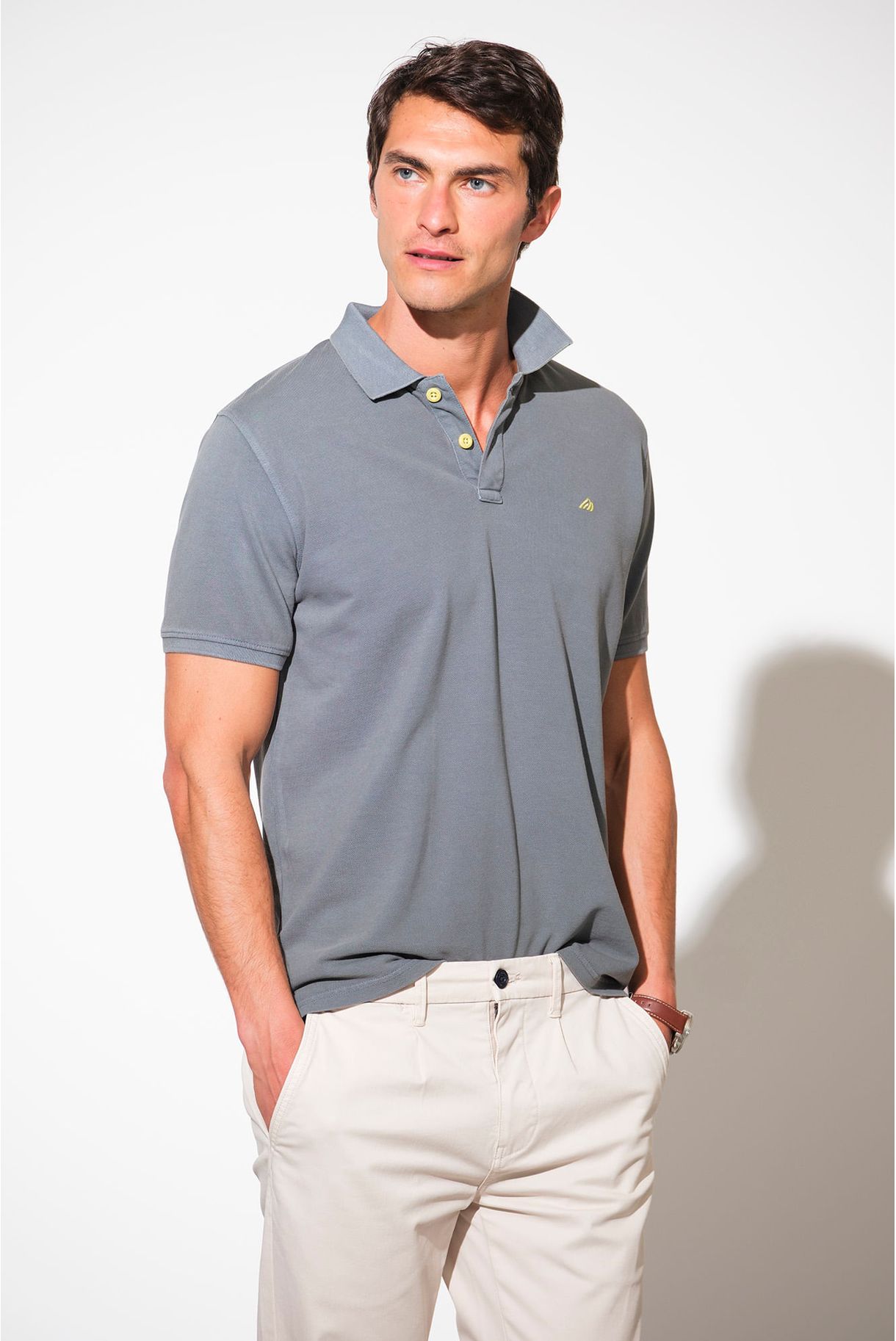 POLO PIQUET COM ESTAMPADO NA GOLA
